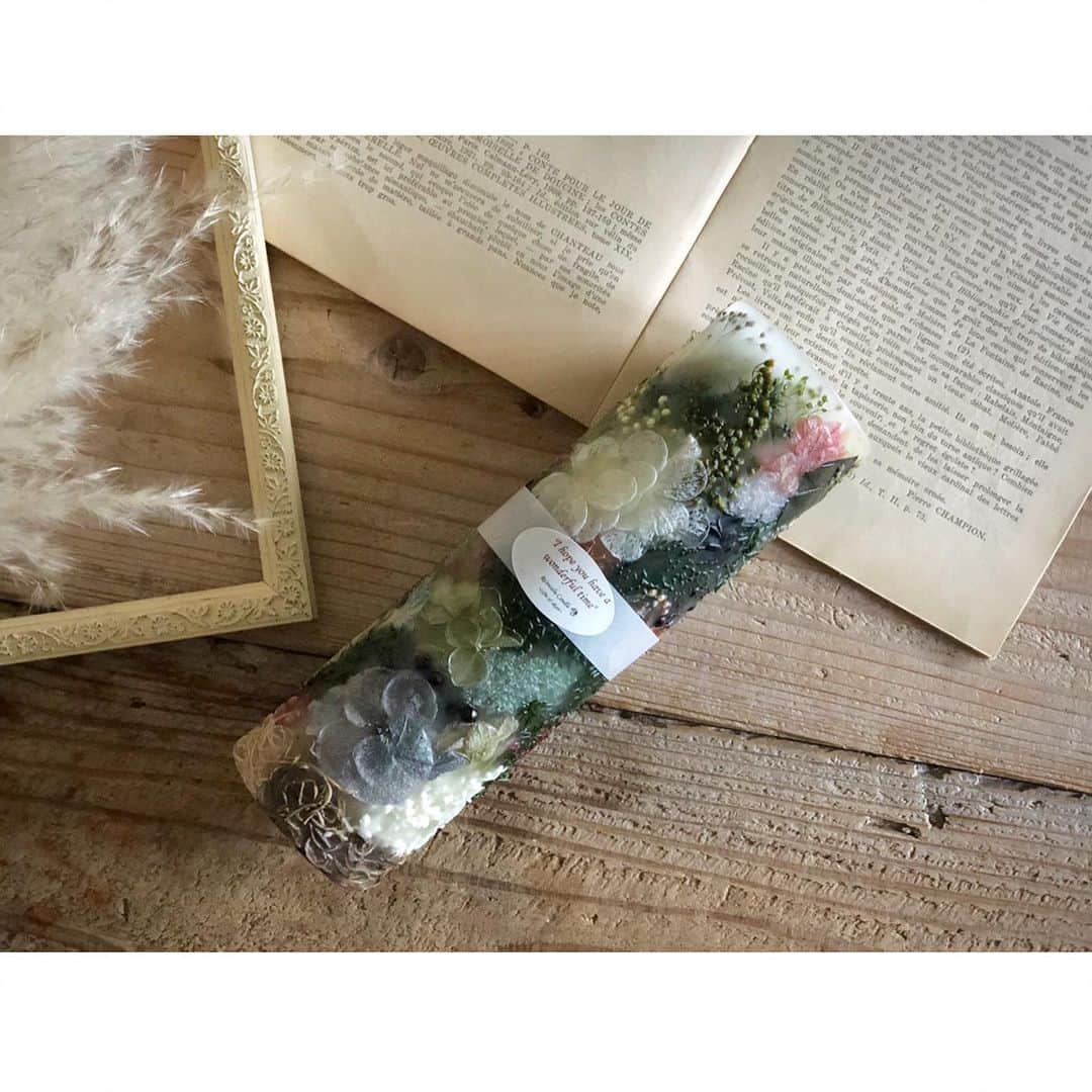 Re.ewalu(ﾚｳﾞｧﾙ)~Life of akari~さんのインスタグラム写真 - (Re.ewalu(ﾚｳﾞｧﾙ)~Life of akari~Instagram)「✴︎✴︎✴︎✴︎✴︎ 【 Botanical Candle 】 ・ ・ ・ Botanical Candle"3D" XL Black × gray × pink × White をベースカラーに オトナカラー仕上げ𓂃𓈒𓂂 ・ ・ ・ 久しぶりにXLサイズを制作しました 終わりが見えない長さ22cm 仕上げたときの達成感は半端ないです︎ ☻ ・ ・ ・ とてもとても素敵な方の元へ こちらはプレゼントキャンドル そしてわたしにもプレゼントがやってきます⸝⸝⸝⸝◟̆◞̆♡ ・ ・ ・ 𖥸---------------------【information】-----------------------𖥸 ▫︎ ▫︎ 〔Contact〕 オーダー制作・レッスン・お仕事依頼はDM・Mail・LINEからお気軽にご連絡ください♔ 𖤘LINE🆔→ re.ewalu ▫︎ ▫︎ 〔Candle Lesson〕ご予約&お問合せ 🔝HP→contact・DM・Mail・LINEよりお願いします☻ 𖠱𖠱Lesson𖠱𖠱 ご予約受付中→6月4週目空きあり︎ ☻ ▫︎ ▫︎ 〔event〕 6/10〜6/23大阪 京阪モール京橋店 by 2ndmarket 6中旬 神奈川県内 湘南エリア雑貨店 ▫︎ ▫︎ 𖥸-------------------------------------------------------------𖥸 #休日の過ごし方 #おひとり様時間 #ささやかな贅沢 #日々の楽しみ #無機質 #シンプルモダン #ナチュラルな生活 #川崎キャンドル教室 #オトナ女子の習い事 #ひとり暮らし #暮らしを整える #JCAキャンスタ #川崎 #癒しの時間 #보타니칼촛불 #メンズライク #ホワイトインテリア #ボタニカルキャンドル #Candle #大人の趣味 #淡色女子 #インマイルーム #置き画くらぶ #空間デザイン #くすみカラー」6月17日 9時53分 - re.ewalu_candle