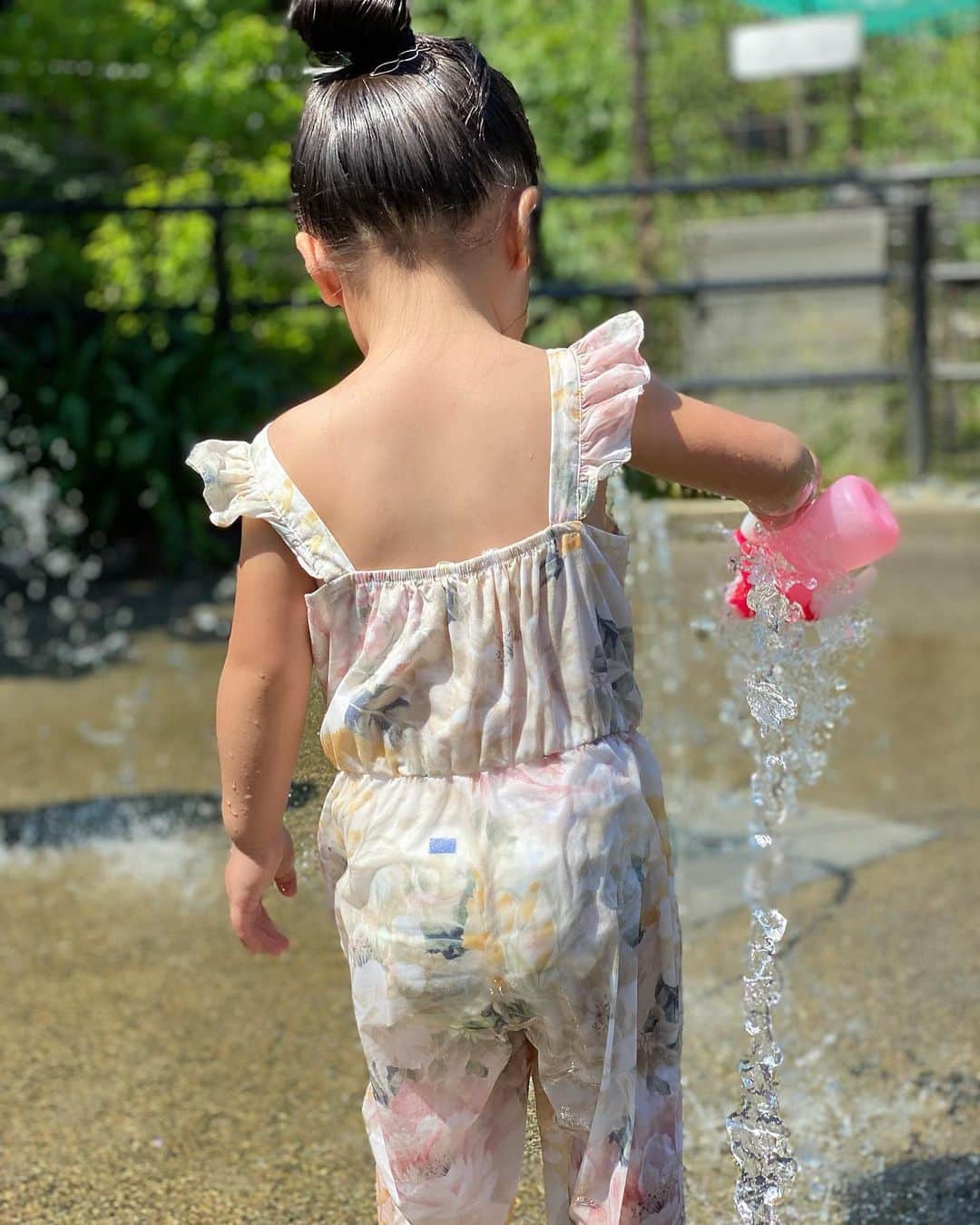 &mのインスタグラム：「水遊びって見てるこっちまで気持ちいいー‼︎🥳🥳🥳 次は水着持ってこようね😅」