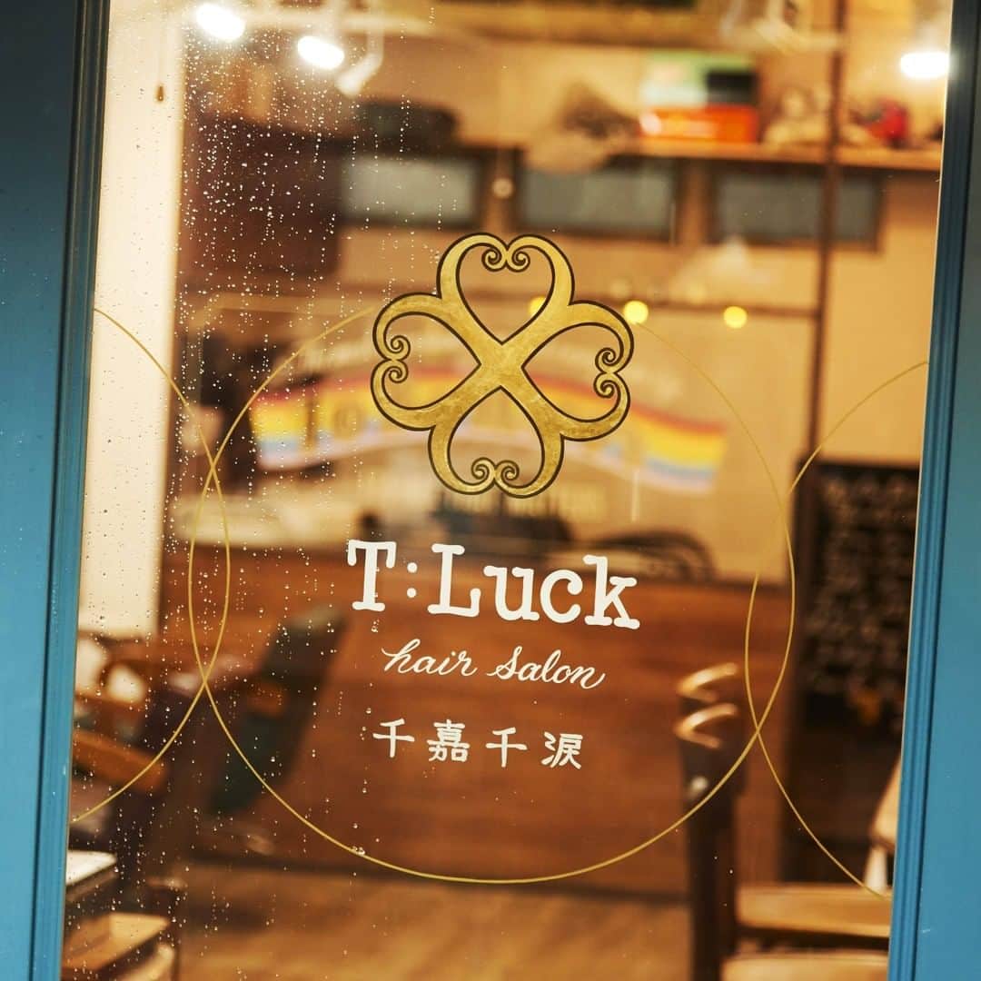 リジョブ さんのインスタグラム写真 - (リジョブ Instagram)「ババ抜き大会で航空券をプレゼント！『T:Luck』のリピート率を上げる極意に迫る @t_luck_shimokita  @toshi.3  さまざまなイベントの展開で、お客さまの輪を広げている『T:Luck』。対面での集客以外にもSNSでの発信も行っていますが、その活用方法もやはりユニーク。インスタグラムのアカウントは4つ持っており内訳は、スニーカー、ペット、美容、その他の写真に分けているとのこと。「趣味もきちんとジャンル分けして発信することで、マニアの方とつながることができるのでおすすめです」と話すTOSHIさん。  後編では『T:Luck』の安定した集客を実現している秘密に迫ります✨ ※記事は @morerejob のプロフィール欄のリンク先からチェックできます。  #美容師 #美容師アシスタント #スタイリスト #美容師スタイリスト #美容学生 #美容学校生 #就職 #転職 #求人サイト #リジョブ #morerejob #美容院 #サロン内装 #世界のビール #ドリンクサービス #イベント企画 #ファンクラブ #未来チケット #カウンセリング #集客 #経営 #TLuck #toshi」6月17日 10時00分 - morerejob