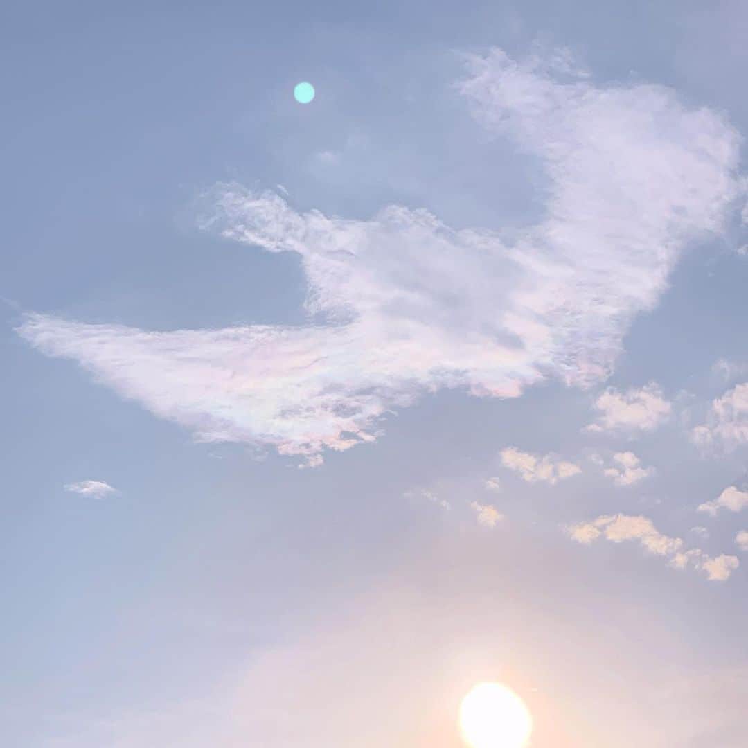 矢島舞美さんのインスタグラム写真 - (矢島舞美Instagram)「. 昨日の夕方、空に大きな鳥を見つけたよ♪ ほんのり虹色の鳥‼︎迫力あるね^ ^ . . #空#雲」6月17日 10時00分 - maimiyajima_official_uf
