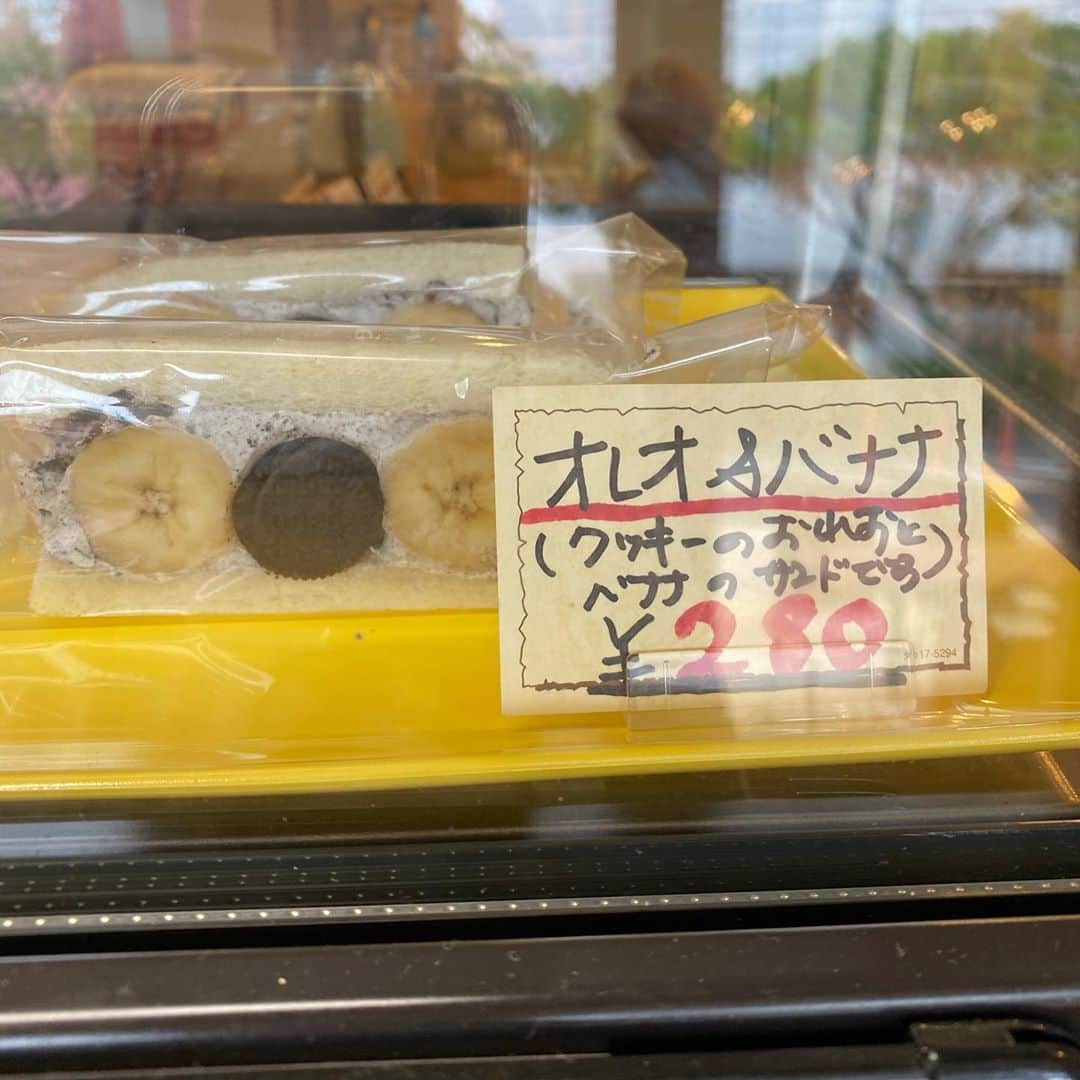 Mika Jimboさんのインスタグラム写真 - (Mika JimboInstagram)「【沖縄のフルーツサンド ラ・クンチーナ】﻿ ﻿ 那覇・樋川にあるのうれんプラザの1階にあるラ・クンチーナでフルーツサンドゲット🙋🏽‍♀️🥪﻿ ﻿ 行った時間が15時とかでもう売り切れてばっかりだった😭﻿ ﻿ 今回は﻿ 🥪いちご ¥550﻿ 🥪いちごピスタチオ ¥400﻿ 🥪いちごカスタード ¥600﻿ 🥪メロン ¥700﻿ ﻿ を持ち帰り🥳❤️﻿ ﻿ 甘さ控えめのクリームが美味しい。﻿ わたしはメロン食べれないけど、メロンめっちゃ美味しかったってよ🤩✌️﻿ ﻿ パンがもう少し美味しければ完璧なんだけどな〜🤔沖縄で美味しいフルーツサンドのお店知らない？🤔﻿ ﻿ ﻿ それなりに全部美味しかった💯﻿ そして店員のおじさんが愛想よくて可愛かった🤣💯﻿ ﻿ 国際通りから歩いていけるところだよ🙋🏽‍♀️﻿ ﻿  #沖縄グルメ#沖縄#沖縄旅行#沖縄スイーツ#沖縄スイーツ巡り#フルーツサンド#フルーツサンドイッチ#サンドイッチ#断面図フェチ#断面図#okinawa#okinawalife#沖縄生活#那覇#那覇グルメ#国際通り#那覇カフェ#那覇市#ラクンチーナ」6月17日 10時10分 - mikajimbox