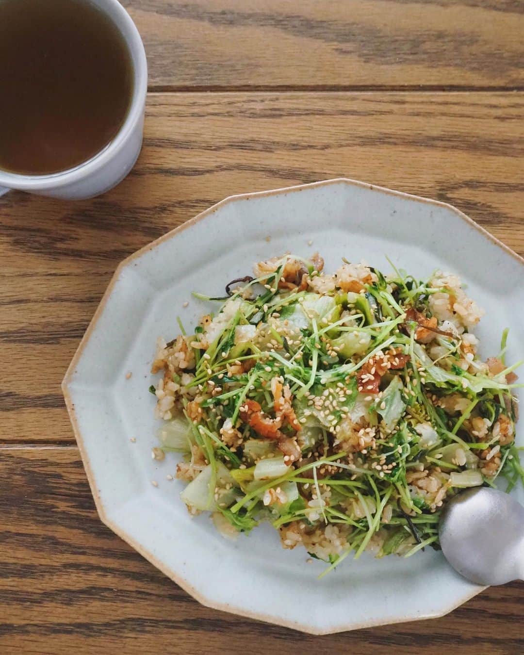 猪鼻ちひろのインスタグラム：「🍃🌱 毎日せっせと水を変えて育てた豆苗は豆苗炒飯に！ (阿佐ヶ谷姉妹の3回記録は達成しませんでした。二回が限界じゃない？3回目の豆苗育てられるひといるの？笑) @shiorikaregohan のこれ、美味しくて簡単でご飯がモリモリ進む。2回目はレタスも余っていたのでどっさり入れてしまいました！(写真一枚目) 妹にいつも豆苗は豚バラと炒めて塩胡椒が美味しい！と教えてもらってたんだけれど、#shioriさんレシピ の 豚バラ塩昆布炒飯も作ってみて！とゴリ押ししてしまいました😂🧡 豆苗買ったら毎回これ作っちゃいそうだなぁ。笑 (元の参考にしたレシピ、ブログに飛べるように貼りました！) #ちひろのごはん #ちひろkitchen #豆苗炒飯 #豆苗チャーハン 豆苗レシピ #shioriレシピ #豚肉と豆苗と塩昆布のチャーハン」