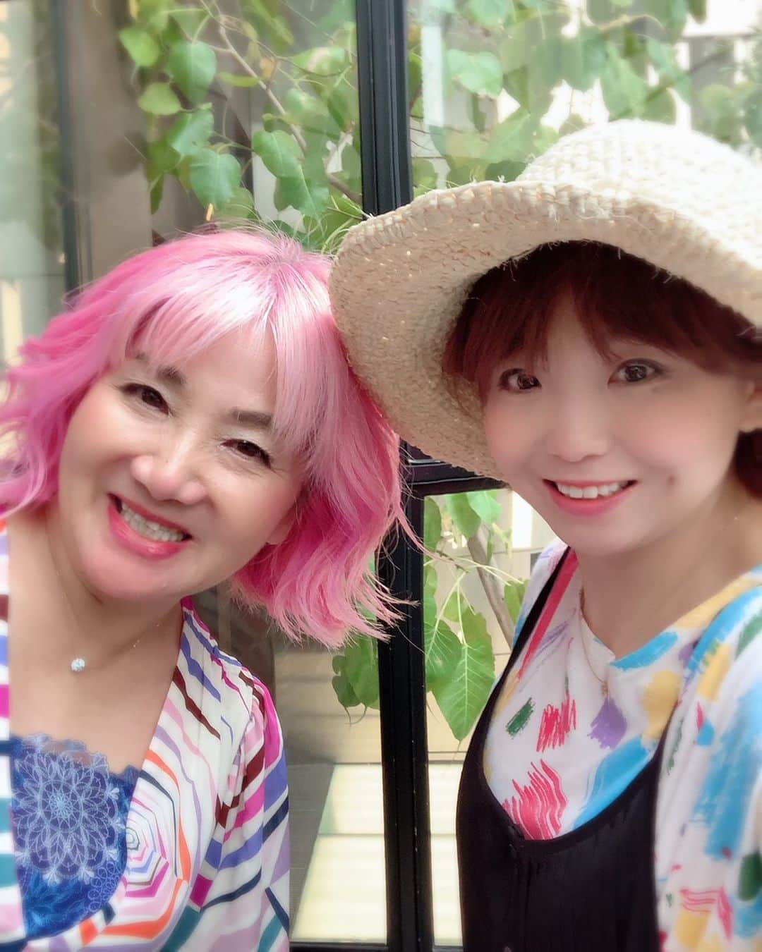 のインスタグラム：「今日は 演劇✖︎自分を生きるワークショップ。 ノート購入して応援してくれてる人への ギフト❤️ 今日は 人生を大きく変えたエピソードに アプローチします。  私はいつも その時にならないと いろいろみえないのだけれど 面白いことが起こるって ことだけはわかってる😚  あ BSDや 色とカタチで気分気持ち 感情を扱ってる人へ  出てきたときに すぐに扱わなくても大丈夫だよ。  その感情が 現実と離れてから扱ってみよう  #写真はbsdミュージカルアクティングスクールで演出をお願いする宇宙ちゃんと」