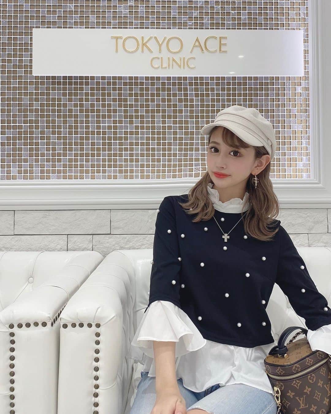のインスタグラム：「. . skin care🌞✌️💓 . . @tokyo_ace_clinic で ケミカルピーリングしてもらったよ🤍🤍 . . ニキビ、ニキビ跡 毛穴の黒ずみにとっても効果があるって 聞いたからやってみたら 本当にすごかったよ〜っ💘💘 . 少しピリピリするぐらいで 痛みもないし肌がワントーンあがって 肌の色むらやくすみが無くなりました♡ . . クリニックのスタッフさんも 皆んなも優しくて通ってお肌ケア頑張ります💕 . . お洋服は @selectshop.nanacherry 🍒 . パールたくさんついてて可愛いでしょ♡ . . #tokyo_ace_clinic #美容皮膚科 #ケミカルピーリング #ピーリング」