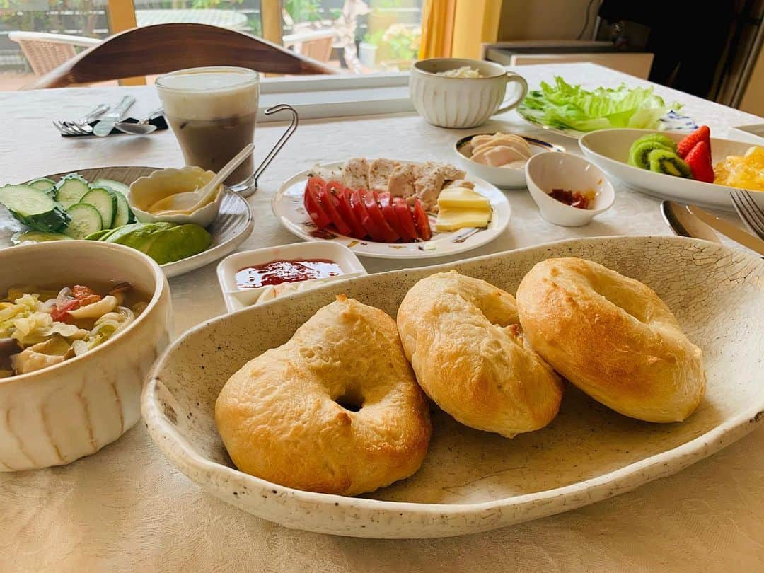 後藤楽々さんのインスタグラム写真 - (後藤楽々Instagram)「ベーグル成長日記🥯 写真を遡っていたら これが出てきました。  私が作ったと思いました？ いいえ、違います もちろんmy mother です  私がベーグルにどハマりして 毎日のように母が作ってくれて その写真を撮っていたら 完成形の成長がすごい！！ もちろんこのベーグルたちは しっかりと東京へと持って行きました😊  母はパン作りが趣味で いろんな美味しいものを作ってくれるんです  クリームパンとか 食パンも フォカッチャも。 中でも一番好きなのは バナナシフォンケーキ！！ The best です(何回も言ってる気がする)  でもたくさん作って、たくさん私が食べてから  楽々ちゃん、太っちゃうかな？  っていうのだけはやめて欲しいです。 言ってることとやってること 完全に矛盾してます  もう食べた後は 後ろを振り返らないようにしましょう 前だけを見ていきましょう  #ベーグル #パン #手作りパン #手作りパンのある暮らし」6月17日 10時23分 - hahahalalala0723