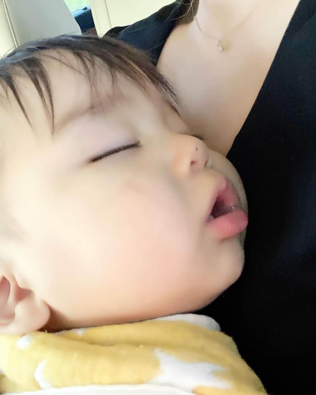 Momoeのインスタグラム：「うち毎日洗濯2〜3回頑張ってるんだけど みんなそうなの？😥😥 . 📸は法事の時疲れ果てて 抱っこで爆睡してるみよ❤️💤 . .  #happy #家事 #育児 #family #家族 #boy #smile #男の子 #息子 #code #love #lucky #kids #子供 #thankyou #宝物 #ベビー #fashion #follow #心 #縁 #パパ #ママ #家族写真 #男の子ママ #赤ちゃん写真 #photo #子育て #1歳 #flower」