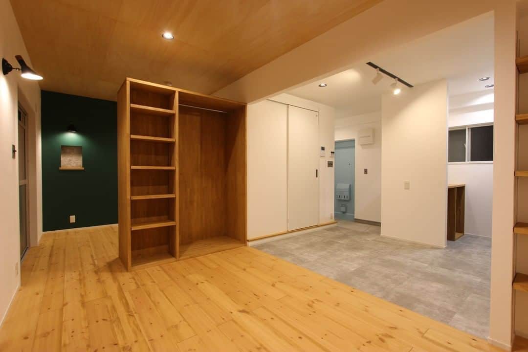 ALLHOUSE R×Lのインスタグラム：「ダイニングとリビングの床と天井の色の切替しが◎の部屋です。⁠ 間仕切りがないので解放感バツグンです！⁠ .⁠ .⁠ .⁠ .⁠ .⁠ #土間 #リビング #オールハウス #オールハウスPM #賃貸 #広島賃貸 #賃貸住宅 #賃貸物件 #木造住宅 #プロパティマネジメント #デザイナーズ賃貸 #賃貸リノベーション #リノベーション #renovation #リノベ #リフォーム #無垢フローリング #DIY #アクセントクロス #design #建築 #工務店 #賃貸インテリア #賃貸暮らし #家主 #部屋 #賃貸経営 #おうち時間」