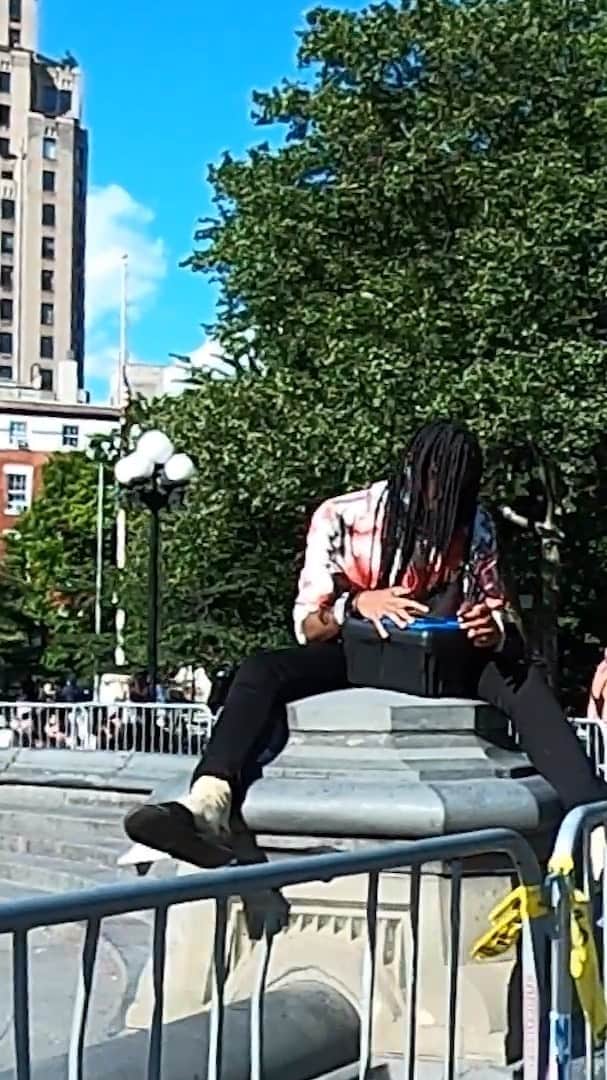 筒井心一のインスタグラム：「Filming six feet away from people what is going on in the days since March 19th 2020 when my quarantine began.  #NewYork #NYC #City #Film#Documentary #Street #StreetStyle #Quarantine #CoronaLockDown #FromSixFeet #SocialDistancing #TheWayYouWEREThatDay」
