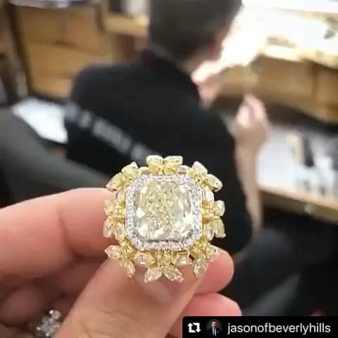 のインスタグラム：「#Repost @jasonofbeverlyhills with @make_repost ・・・ An encounter between your imagination and our expertise. Custom honeybee inspired diamond #engagementring with yellow and white #diamonds. 8 carat center stone. -  #diamonds #ダイアモンド#リング#luxury #ラグジュアリー#jasonofbeverlyhills #jasonofbh  #ロサンゼルス #銀座」