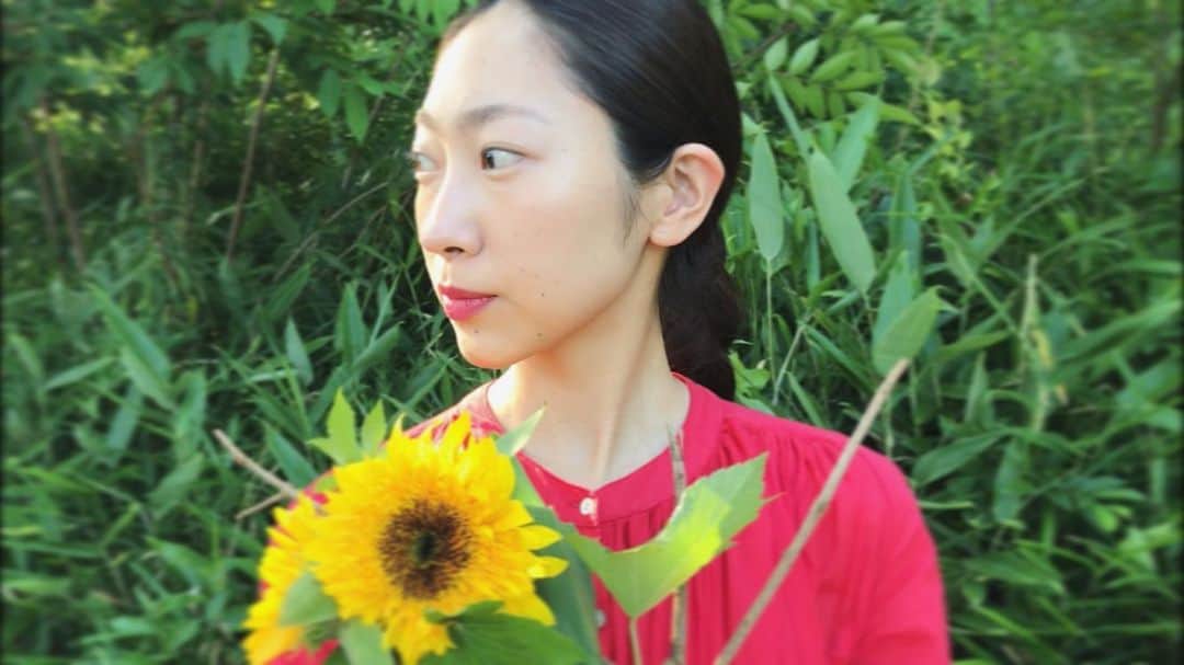 三浦由衣のインスタグラム：「🌻🌻 夏モード。  #selfie」