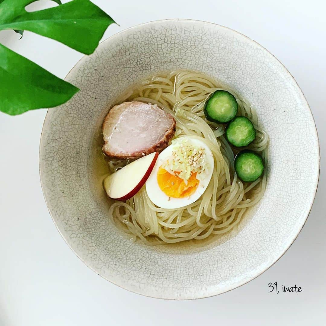 市橋有里さんのインスタグラム写真 - (市橋有里Instagram)「岩手の冷麺 ・ 去年連れて行ってもらった盛楼閣の冷麺が美味しすぎて。 黒っぽい焼肉屋さんの冷麺しか食べたことなかったので飲んだ後なのに酔いが覚めるくらい衝撃でしたw たまたま近所のスーパーで盛岡冷麺売っていたので、わんこ蕎麦と迷ったけど、蕎麦は以前、島根県の時にもしたので、冷麺に決定♪ 麺屋さんのくるっと麺を盛り付けるのがまたまだ修行たりずw 誰かやり方ご存知な方いらしたら教えて下さい🙏 ・ #聖火リレー #47都道府県 #39県目 #郷土料理 #郷土料リレー #ソウルフード #冷麺 #岩手 #盛楼閣 #牛タンも美味しかった #おうちごはん #小料理屋あり #instafood  #soulfood」6月17日 10時54分 - ariichihashi