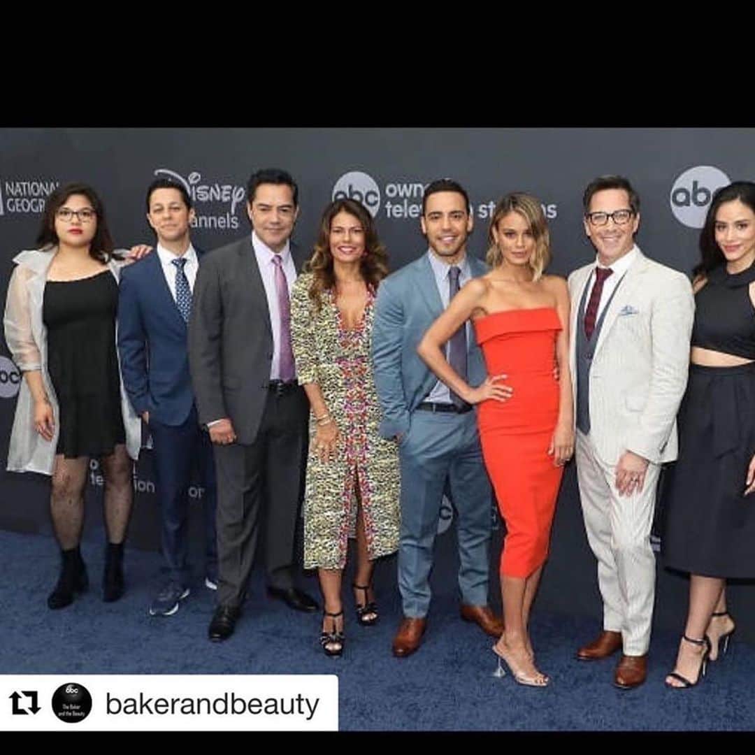 エヴァ・ロンゴリアさんのインスタグラム写真 - (エヴァ・ロンゴリアInstagram)「Well I’m sure you heard that @abcnetwork cancelled @bakerandthebeauty yet another show with an entire Latino cast!  This is bad news for the Latino community! Why doesn’t @abcnetwork give it more of a chance for our gente to find the show?! And “gente” where are you guys? Show up and get loud. Representation matters on television! This was a sweet show about a good family! And one of the only Latino shows out there! We need this show to find another home! Show your support with the hashtags below and let’s flex our community power! ✊🏽✊🏽✊🏽. #Repost @thereallisavidal ・・・ Hey peeps! Hoping everyone is doing well staying healthy and safe as most of you know ABC decided to cancel our show the Baker and the Beauty, sad... but the good news is that it isnt over yet, we are still hopeful and NBC Universal is shopping or show to other platforms such as #peacocktv , #netflix , #Amazon , #Prime etc... There are over 500 television shows on air, and ZERO latino shows on network TV right now, and only a handful on streaming. The Baker and the beauty is a well written diverse show about a Latin family preppers denting our Latino culture in a positive light. It pretty much is for every family to watch. It would be tragic if this show just disappears at a time when the diversity issue in our country is front and center. When the lack of inclusion is at an all time high as well. We have two weeks to find a new home for our beautiful show the Baker and the Beauty.... please help support us and bring attention in anyway you can to help us save our show... we love you guys and we are grateful for you! 🙏🏽💪🏽💋👊🏽😘 Please use these hashtags #savethebakerandthebeauty #renewthebakerandthebeauty」6月17日 11時05分 - evalongoria