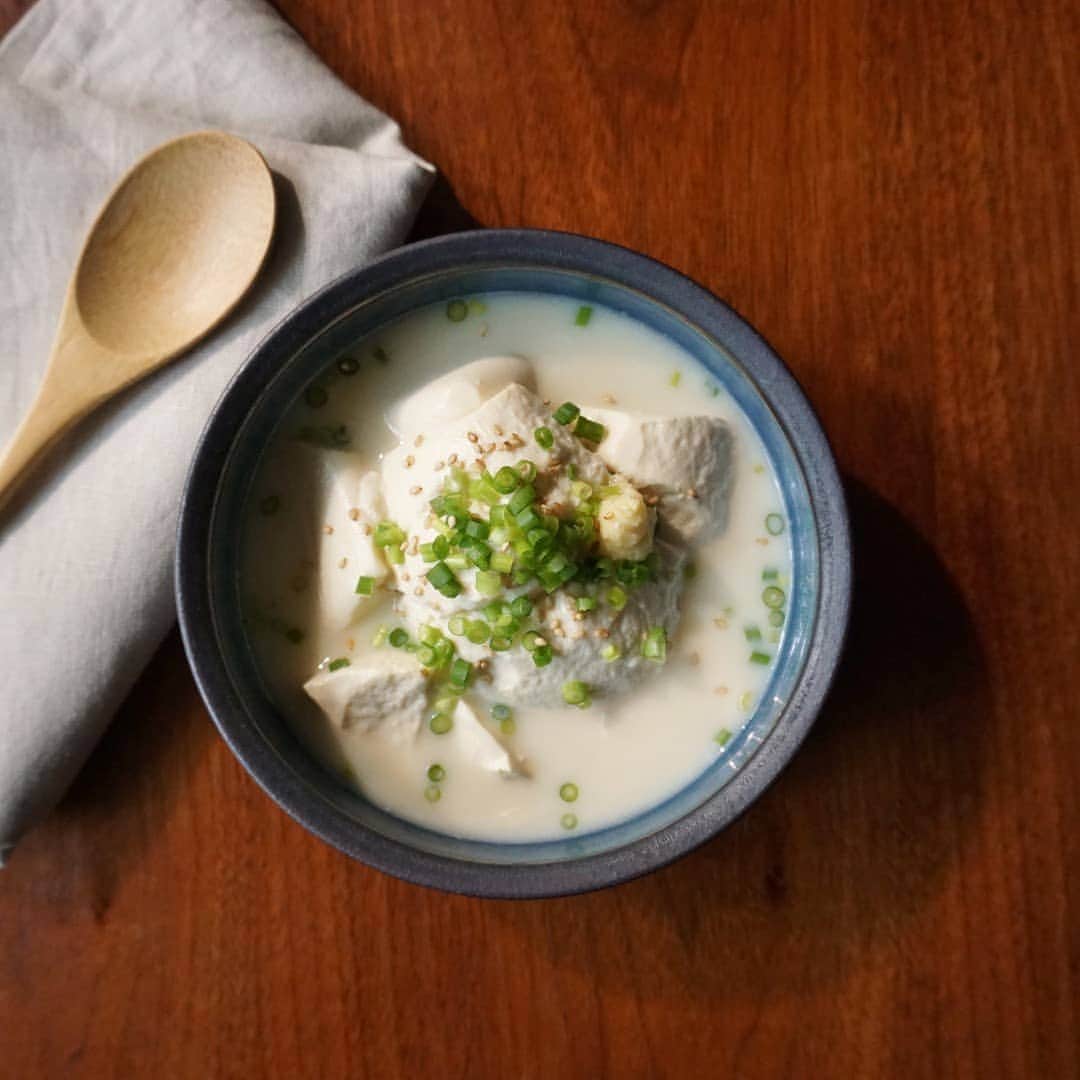 キッコーマン 朝の豆乳習慣キャンペーン公式さんのインスタグラム写真 - (キッコーマン 朝の豆乳習慣キャンペーン公式Instagram)「ジメジメしたり、蒸し暑かったり、そうかと思ったらヒンヤリしたり、体調を崩しやすい梅雨の時季。⁣ からだをホッと温める豆乳と白みその寄せ豆腐は、あっさりとした上品な味わいです。⁣ ⁣ ●豆乳味噌だしの寄せ豆腐 ⁣ ⁣ 材料(2人分)﻿﻿﻿﻿﻿⁣ 無調整豆乳　200ml ⁣ 和風だし　200ml ⁣ 白みそ　大さじ3 ⁣ しょうゆ　小さじ1 ⁣ 豆腐（絹）　1丁 ⁣ 青ねぎ　適量 ⁣ 白ごま　適量 ⁣ しょうが　適量 ⁣ ⁣ ⁣ 作り方﻿﻿﻿﻿﻿⁣ ①鍋に和風だしを入れて中火に掛け、煮立ったら無調整豆乳を加える。火を止めて白みそを溶き入れ、しょうゆを加える。 ⁣ ②豆腐をスプーンですくいながら加え、煮立たせないようにして弱火で温める。青ねぎを散らし、白ごまをふる。お好みでしょうがのすりおろしを添える。 ⁣ ※お好みで長ねぎや水菜などを一緒に煮ても美味しいです。しょうがなどで味にアクセントを付けると最後まで美味しく食べられます。煮立たせると膜ができて見た目と食感が悪くなるので注意してください。 ⁣ ⁣ 作ってみたら #キッコーマン豆乳 をつけて投稿してみてください🍲⁣ ⁣ #キッコーマン #キッコーマン豆乳 #豆乳 #soymilk #豆乳lover #豆乳部員 #豆乳男子 #豆乳女子 #豆乳飲む人と繋がりたい #イソフラボン #豆乳レシピ #レシピ #簡単レシピ #豆乳料理 #ヘルシー #ヘルシー料理 #豆腐 #豆腐レシピ #豆腐料理 #白味噌 #白みそ #おうちごはん」6月17日 11時00分 - kikkoman_tounyu