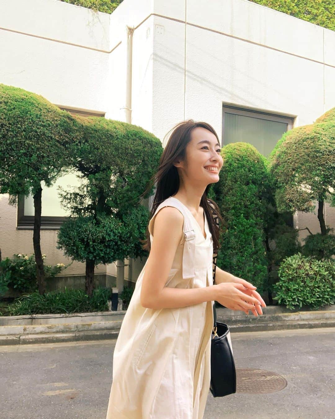 小祝麻里亜のインスタグラム：「どれぐらいぶりだろう？美容室に行って、髪を染めてもらえて幸せでした🌱　おうち時間中にセルフカラーして傷んでたので、ケラチントリートメントもしてもらいました☺️🙌髪が生き生きして、嬉しい✨  ヘアサロンは @nex.the_salon  担当してくださったのは @yonre40 さん！ ． ． ． tops. @lagunamoon_com  salopette. @lagunamoon_com  bag. @stellamccartney ＿＿＿＿＿＿＿＿ #outfit #coordinate #look #zara #instafashion #셀스타그램 #얼스타그램 #코디 #스타일링 #데일리 #데일리룩 #오오티디 #ヘアカラー #ケラチントリートメント #髪質改善」