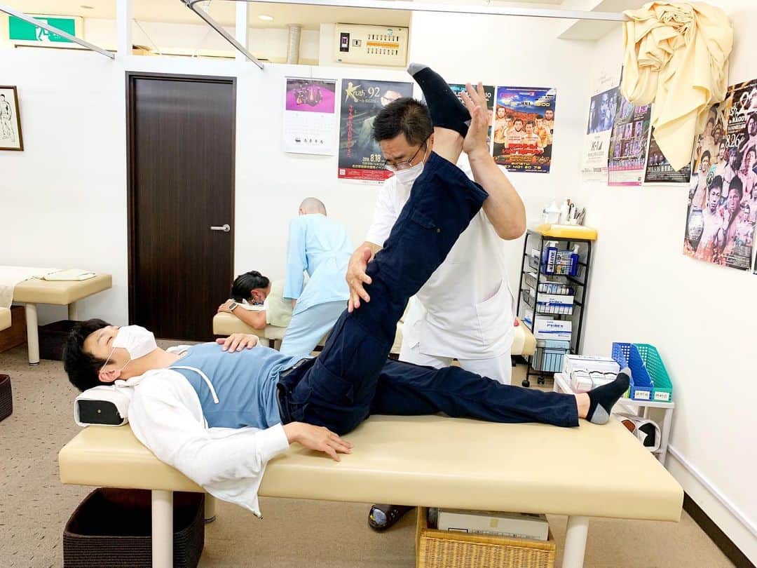 佐藤嘉洋さんのインスタグラム写真 - (佐藤嘉洋Instagram)「‪2年前に人生初のぎっくり腰をやりました。‬ ‪ぎっくり腰は再発しやすい、と言われますが、調子が悪くなることはあっても、定期的な有我式骨盤矯正によって一度も再発しておりません。‬ . ‪先週だけでも、福岡、福井、茨城、京都から遠路はるばるリピート来院してくださる方々が。‬ ‪お役に立てたら幸いです。‬ . #ぶるーと整体院 #マッサージ #佐藤嘉洋 #庄内緑地公園」6月17日 11時03分 - yoshihirosato1981