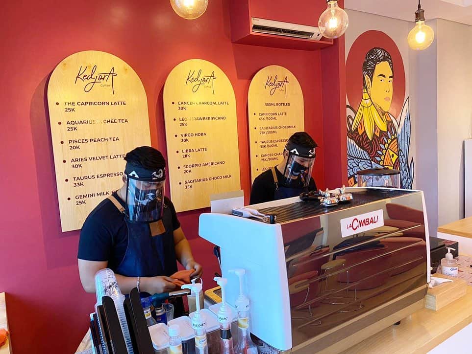 Ivan Gunawanさんのインスタグラム写真 - (Ivan GunawanInstagram)「@Kedjora.Coffee take things very seriously in applying these New Normal procedures.  Our Baristas & Staffs using mask & face shield  to stay hygiene and clean. Also we provide hand sanitizer for the customers. We know you've missed your time for hang out with your friends, but in times where health and hygiene are of utmost importance, . We'd like you to be able to enjoy the good coffee, while keeping everyone safe and healthy. . @kedjora.coffee ready to serve your favorite coffee and drink ! ........ Please come to @kedjora.coffee at @rosevillesohosuite BSD. We’re open from Monday to Sunday ( 8 AM - 6 PM )  Order :  @kedjora.coffee BSD  0858-9462-7886 & 0818-0431-3112 . . #ivangunawan #kedjoracoffee #coffeelovers #coffeeshops #kedjoraBSD #kedjoraCipete」6月17日 11時12分 - ivan_gunawan