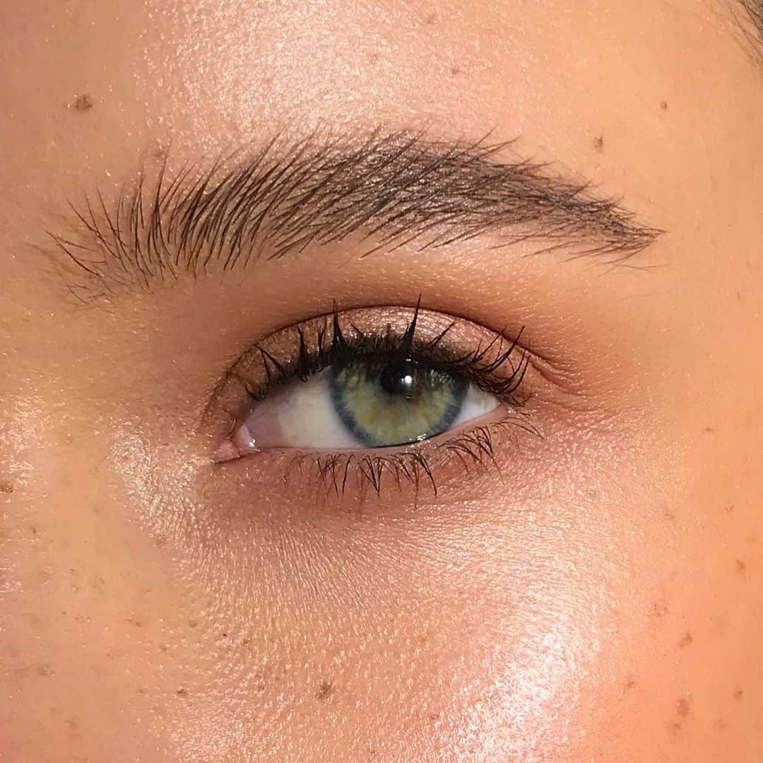 Ania Milczarczykのインスタグラム：「I have always loved the simplest of looks the most. Nothing else matters to me anywhere near as much as nailing the skin and brows // faux freckles on @isabellemathersx」