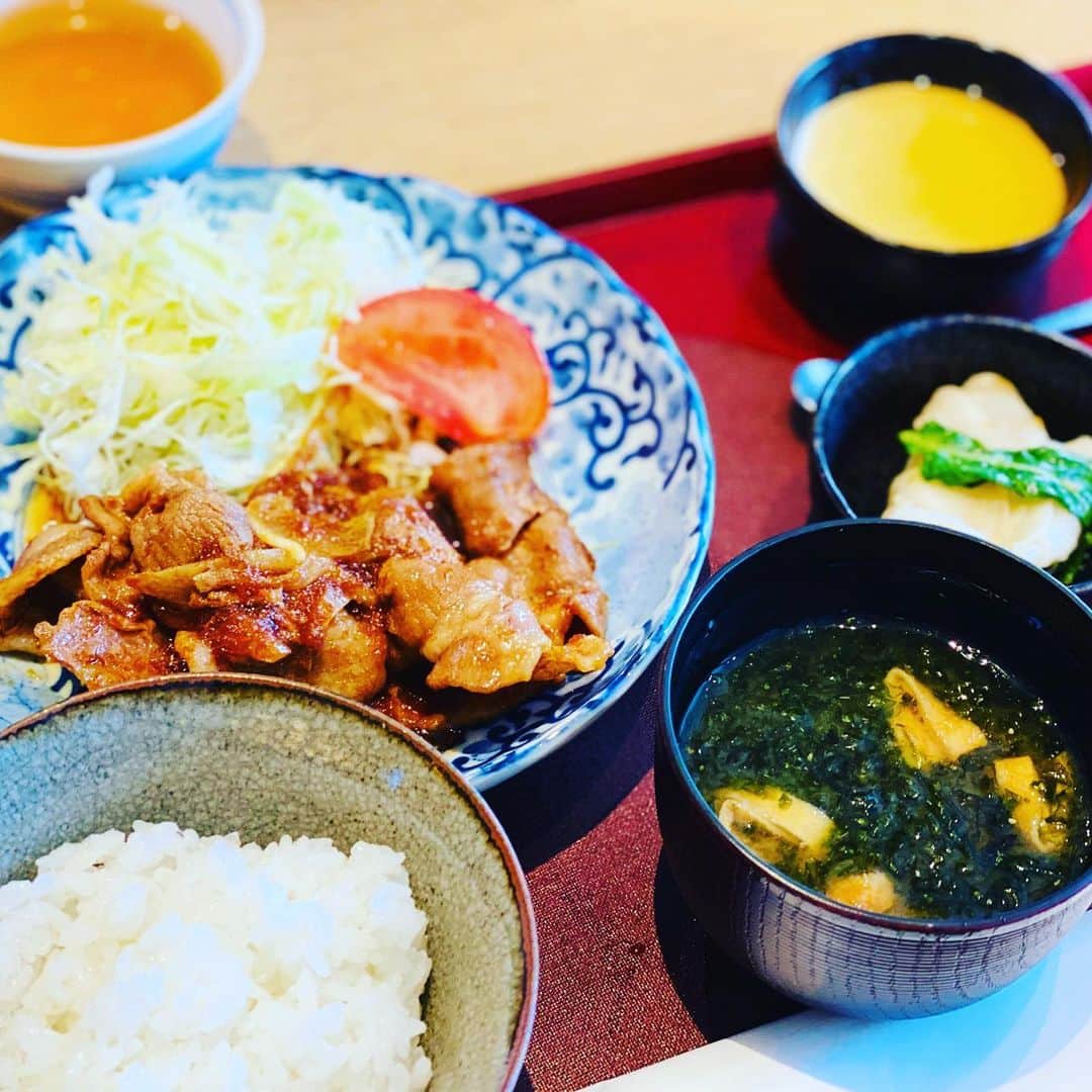 水木一郎さんのインスタグラム写真 - (水木一郎Instagram)「生姜焼きって急に食べたくなる時ってあるよね。 いつも行くきれいに消毒されたテーブルでいただきました。 #消毒はこまめに  #生姜焼き #清潔一番  #水木一郎」6月17日 11時26分 - ichiromizuki
