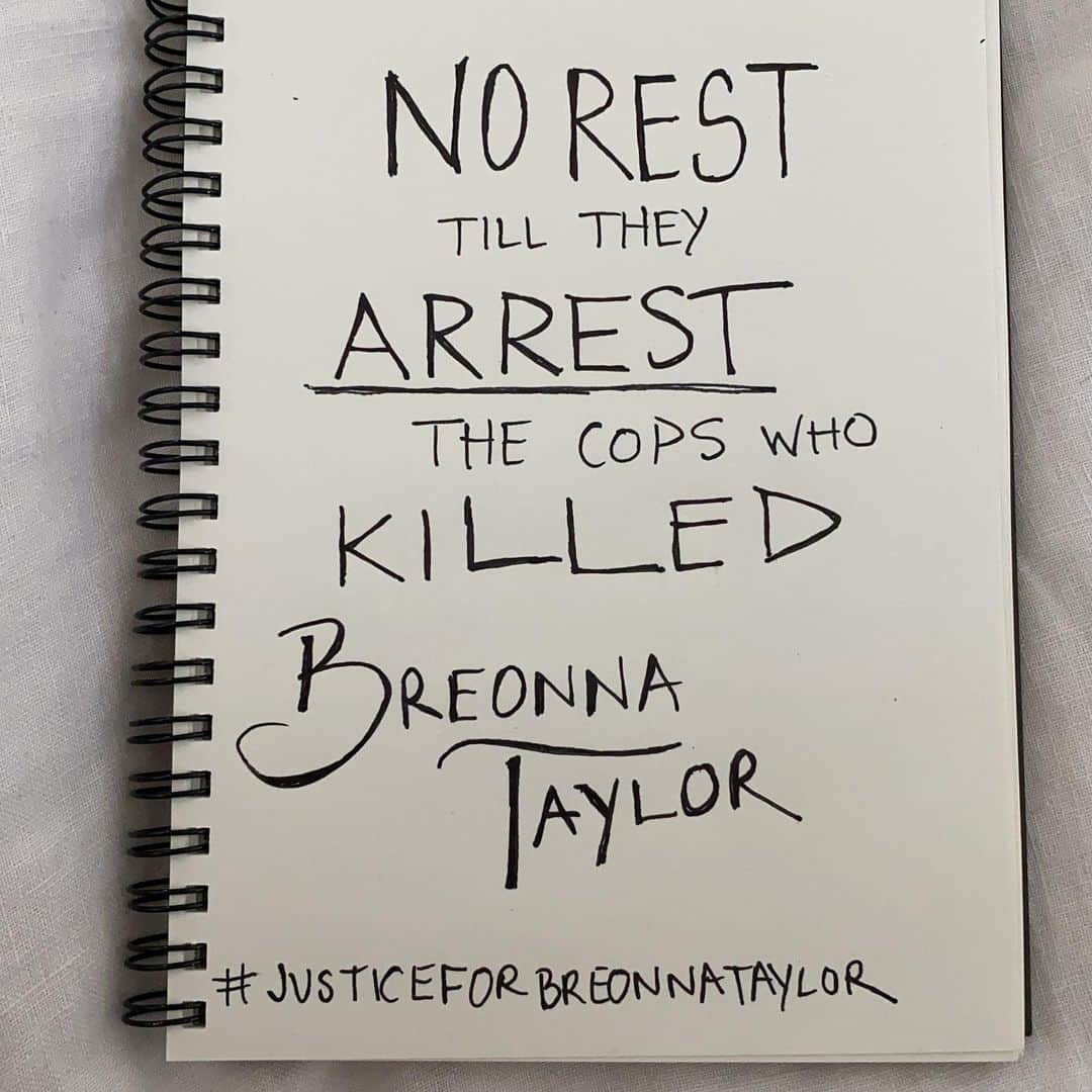 ヴァネッサ・ハジェンズさんのインスタグラム写真 - (ヴァネッサ・ハジェンズInstagram)「It’s been 3 months and they still haven’t arrested or fired the cops who killed Breonna Taylor. F**king unacceptable. Let’s keep fighting for her. Keep goin fam ❤️ #justiceforbreonnataylor」6月17日 11時39分 - vanessahudgens