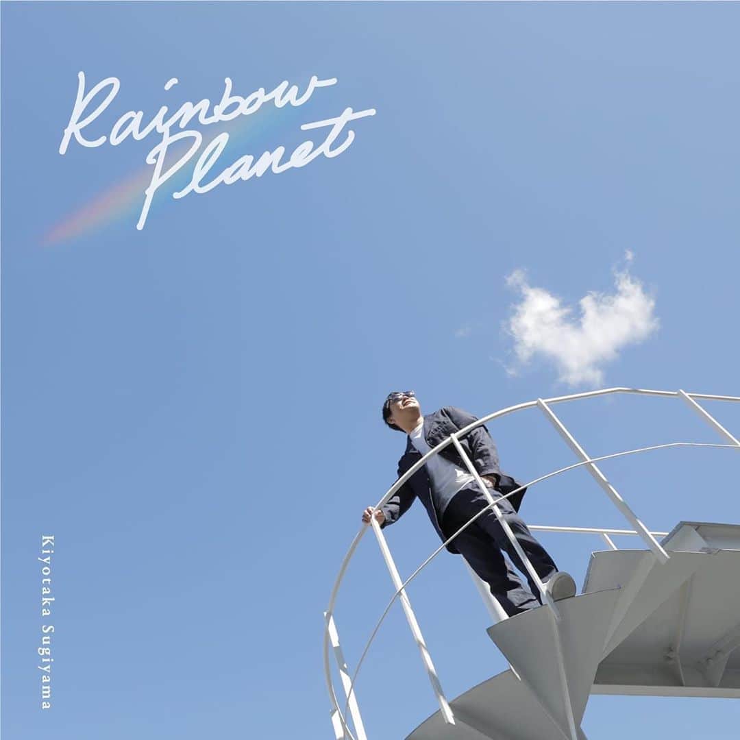 安珠のインスタグラム：「杉山清貴さんのアルバム撮影﻿ 🌈「Rainbow Planet」﻿ 偶然のハート雲🤍もってらっしゃいますね﻿ ﻿ 5月発売ORICON Best１０入り㊗️🎉﻿ 驚異の美声ますます！﻿ ﻿ 鏡越しに写メ🌈2月撮影でコート姿☺️﻿ #杉山清貴 #kiyotakasugiyama #rainbowplanet #安珠写真家　#anjuphotographer #horiuchicolor」