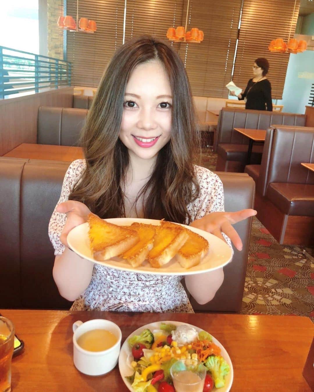 西村季里子のインスタグラム：「・ 大好きなサラダバーのお店 🥗シズラー🥗 いろんな種類の野菜やデリ、タコスとか デザートも豊富なビュッフェなんだけど コロナの影響でオーダースタイルに😭 でも相変わらず野菜は美味しいし、 チーズトーストが美味しすぎて 3枚も食べた🍞🍞🍞 今日も山盛りサラダ食べたい〜〜 どこに行こうかな〜〜🥰 #サラダ#サラダランチ#salad #lunch #シズラー#sizzler#サラダバー #チーズトースト#美味しすぎる  #今日も食べたい#どこいこうかな #とりあえずベッドから起きたい気持ち #午前中は漫画読んで終わった#😇 #follow#followｍe」