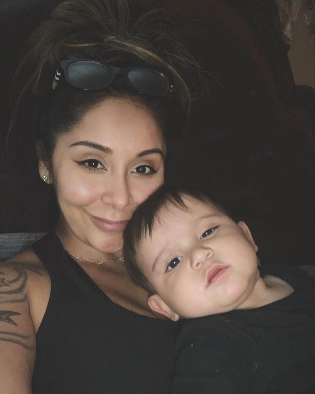 ニコール・ ポリッツィのインスタグラム：「Goodnight,  my handsome squishy🙏🏽💙」