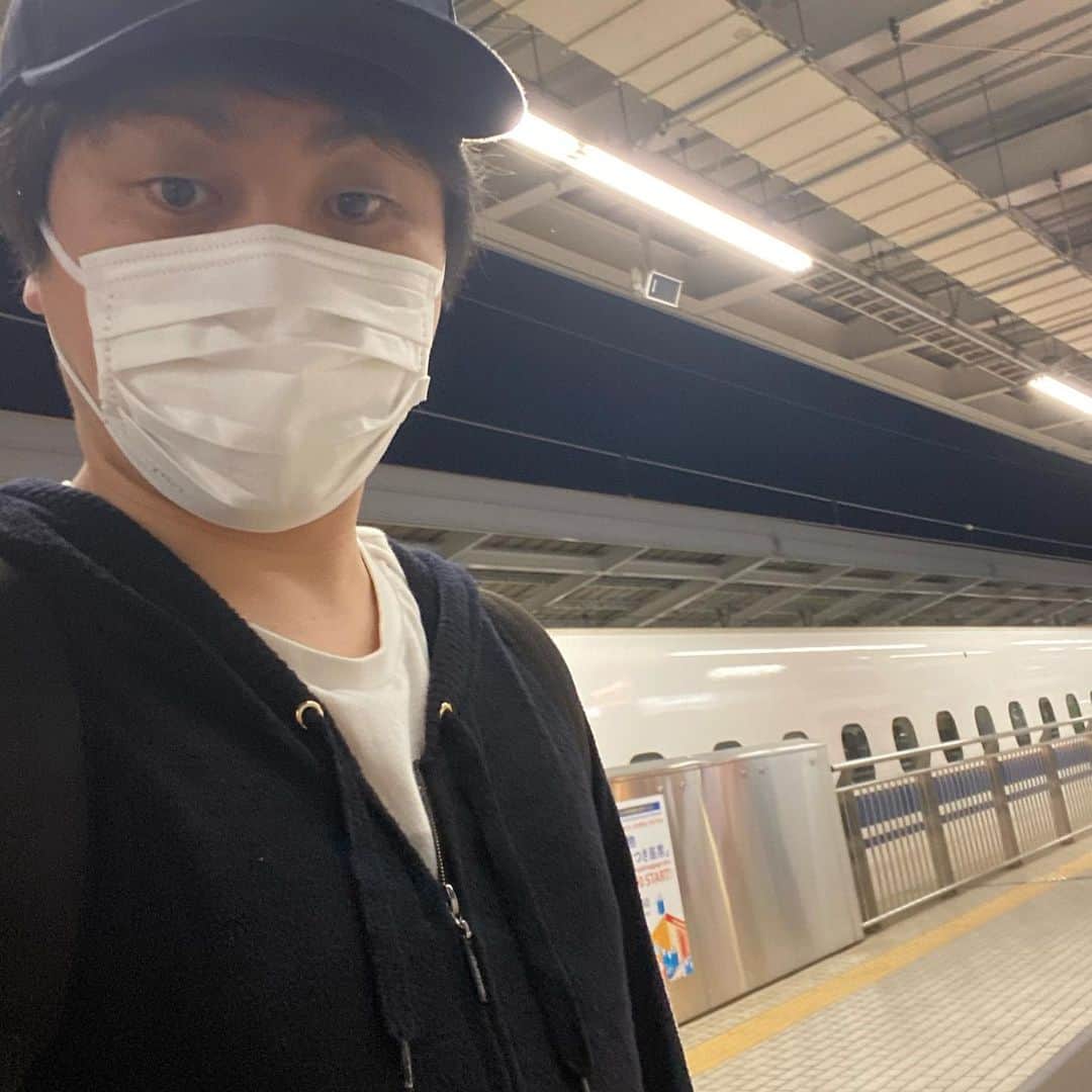 井上裕介のインスタグラム：「久々の大阪に行って来た。 まだまだ県を跨ぐ移動は怖さはあるけど、それ以上に仕事で大阪に行ける喜びの方が強いかも。 早く大阪以外も含めて、色んなところに自由に安全に仕事で行ける日を待ちわびる。  #NONSTYLE #井上 #仕事 #移動 #大阪 #嬉しい」