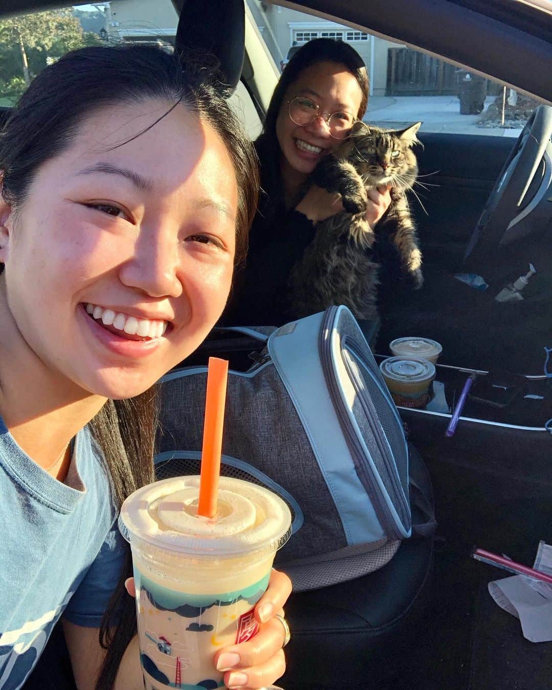 リリー・チャンのインスタグラム：「24 today. So this one drove all the way down from Oakland to surprise me with BOBA and CATS. Sorry I was napping and you had to call me a million times before I finally got up. Also I had a giant bowl of noodles, which according to my parents, is necessary to live a long life. Not a bad day 🐱🍜🥰」