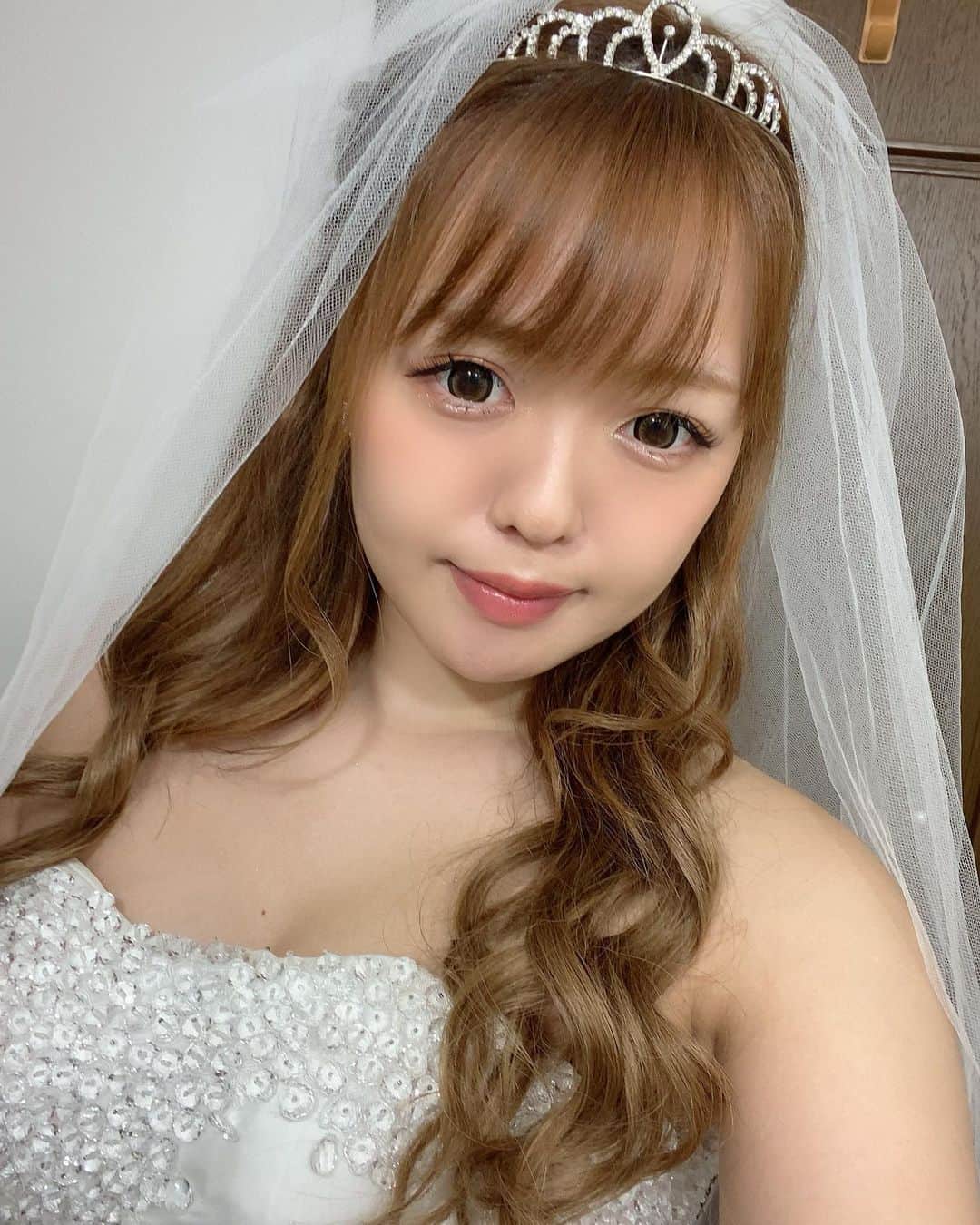 のインスタグラム：「ご報告があります。 、 、 、 この度、私事ではありますが、かねてよりお付き合いをさせて頂いていた一般男性の方と入籍を致しましたのでご報告をさせて頂きます。って言いたい。 、  #burlesqueannexyavay #バーレスク東京 #バーレスクヤバイ  #長身女子 #高身長女子 #ウエディングドレス #マタニティーフォト #ゼクシィ #結婚できない女」