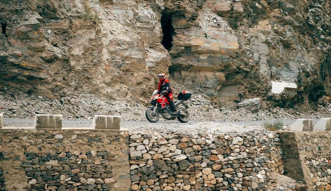 Ducati Japanさんのインスタグラム写真 - (Ducati JapanInstagram)「Born to travel -「様々な場所に出かけたい」「本能の赴くまま旅をしたい」と思うライダーへ、新しくてエキサイティングな冒険の旅を捧げます。  今回のTravel Magazineは、インド北東部のスピティバレーへ向かう旅です。世界各地から情熱的なライダーを集め、6泊7日でヒマラヤの中心部を走行するドゥカティ・ドリーム・ツアーをご紹介します。Travel Magazineはプロフィール( @ducatijapan )のリンクよりご覧ください。  ご自宅で未だ見ぬ土地に想いを馳せ、バーチャルトラベルをお楽しみください。  #ドゥカティいいじゃん #ムルティストラーダ #YourExtraordinaryJourney #TheRedAdventure #ドゥカティいいじゃん #ディアベル #SoGoodToBeBad #バイク #バイクのある生活 #バイクのある風景 #motorcycle #bike #ツーリング」6月17日 12時01分 - ducatijapan
