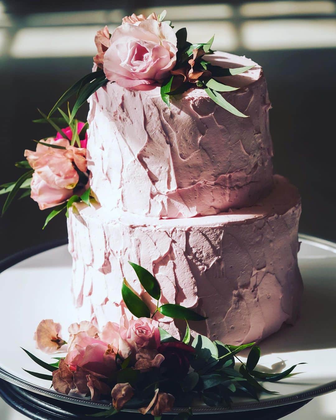 のインスタグラム：「・ 【#weddingcake 】 ・ クリームの色味やデザインで 上品さと可愛らしさを感じるオリジナルケーキ✨ ・ 会場👉 #アクアガーデン迎賓館沼津 ・ 【#tg花嫁】 ↑タグ付けしてフォロー&投稿お願いします☺︎ #takeandgiveneeds #テイクアンドギヴニーズ #tg花嫁」