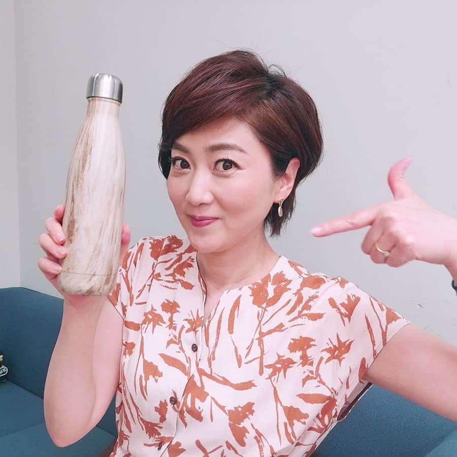 のインスタグラム：「皆さんは、普段何を飲んでいますか⁉️ 我が家は夏場、麦茶派でしたが、最近ルイボスティーを飲んでいますm(._.)m  水分補給しっかりして、熱中症に気を付けましょう‼️‼️ 皆さんの暑さ対策など教えてください🍀RKBラジオ「アナウンサーの世界」トコワカタイムまでメッセージお待ちしています☕  メールは、anase@rkbr.jp FAXは、092-844-8844です🤗」