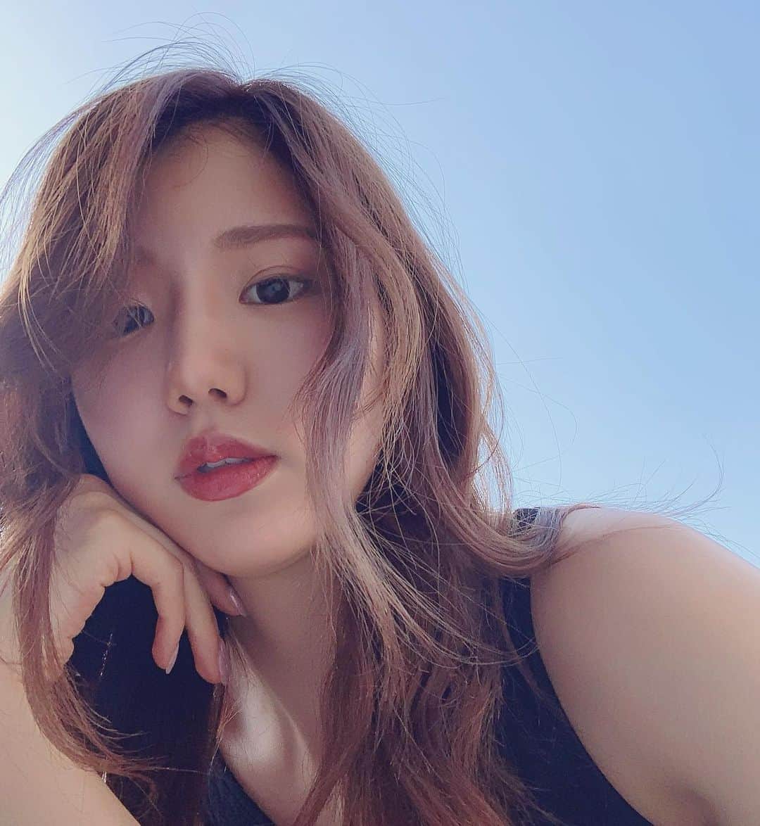 のインスタグラム：「ひなたボッコボコ☺️✨🧢😷 日光に当たるといいんだって １日に１回は直射日光を浴びるよ、 そうすると体調的にも精神的にもいいらしい✨ 美容にはちょっと良くないかもしれないけど 朝のその時間は日焼け止めは塗らないかな☺️ せっかくのお日様を跳ね返しちゃうのは勿体無いじゃない、頂けるものは頂かないと☺️ お家から出る時は、頑張って塗りたくろうとはします！！！！しないけど！！！紫外線対策そろそろ始めないと。 . .  #美容#健康#ヘルシー#夏コーデ #夏#日焼け女子  #モデル#撮影#撮影モデル#被写体#photo#shooting#beautiful #missuniverse#missuniversejapan #follow #셀카#얼스타그램#좋아요#좋아요반사#소통#팔로우환영#오오티디#오늘의훈녀#followｍe #follow」