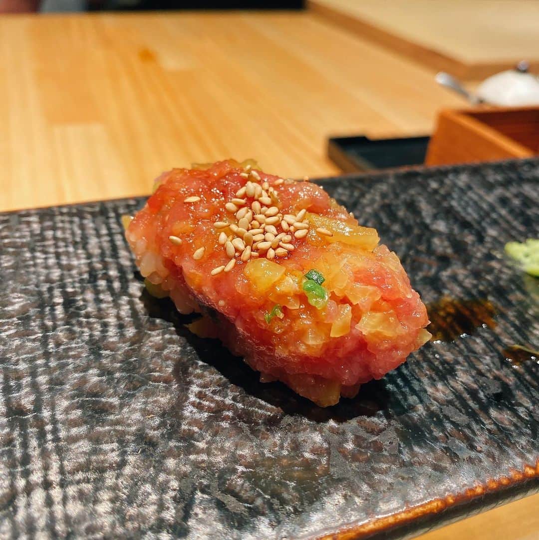 亜矢みつき（神谷充希）さんのインスタグラム写真 - (亜矢みつき（神谷充希）Instagram)「・ ずばり赤い酢飯最高😎 昨晩はお鮨をいただきました。めちゃめちゃ美味しかったのだけど、やぱお鮨だと消化早すぎてラーメンハシゴしたよね👍 #銀座 #寿司 #お鮨」6月17日 12時09分 - ma.yamitsuki