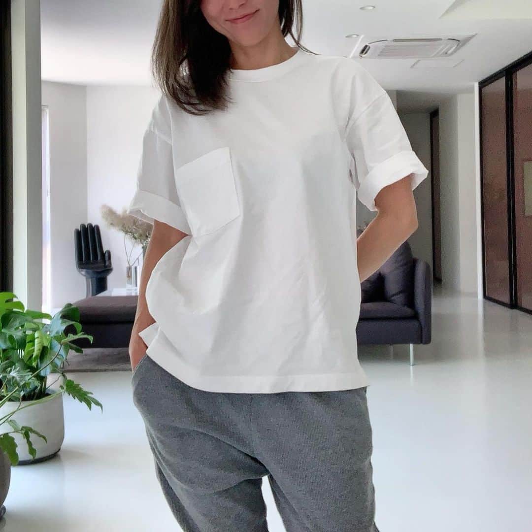 mitsuxmitsu24のインスタグラム：「Relax * * お家でメンズのTシャツをダボっと着るのが最高にリラックスな日。 * #ユニクロtシャツ部  #ユニt  #オーバーサイズクルーネックt  #uniqloginza2019ss  #ユニジョ  #tシャツコーデ  #PR #サーファー　#サーファー女子 #サーファーガール  #波乗り女子 #ママサーファー　#サーフィン」