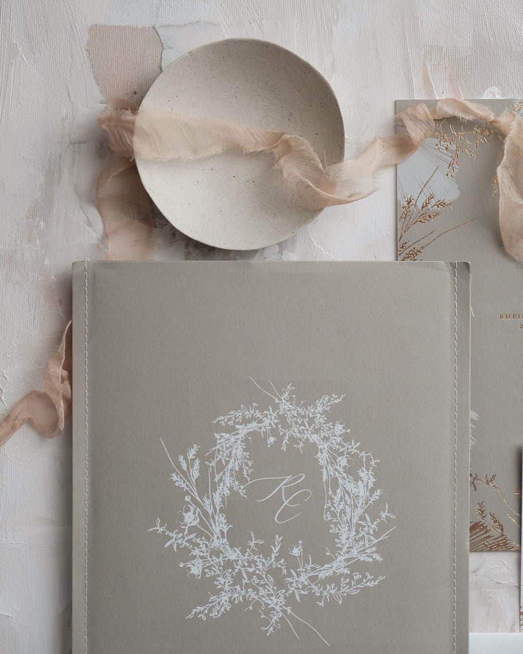 Veronica Halimさんのインスタグラム写真 - (Veronica HalimInstagram)「Throwback to the invitation suite designed for @sergeantkero inspired by the lush tropical garden of pampas grass and the romantic touch of blush and gold and texture — #truffypi #vhcalligraphy #invitationdesign #weddinginvitations #bespokestationery #weddingstationary #fineartwedding #invitationdesigner #カリグラフィー　#モダンカリグラフィー　#ウェディング　#ウェディングアイテム　#カリグラファー #moderncalligraphy #calligraphystyling #crheizyinlove」6月17日 12時19分 - truffypi