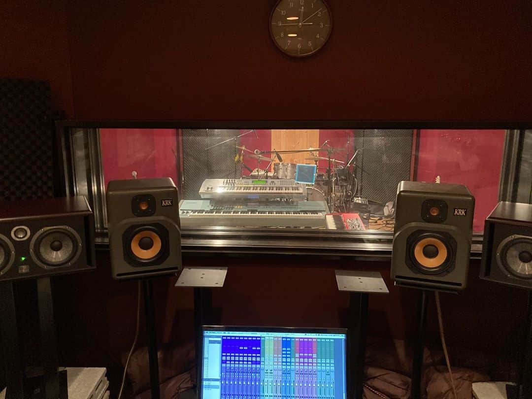 潮崎裕己さんのインスタグラム写真 - (潮崎裕己Instagram)「本日は久しぶりにスタジオからレコーディング。 ほんの3ヶ月位の間にセッティングの手際が悪くなってましたw  #レコーディング #外のスタジオ久しぶり」6月17日 12時19分 - hiromi_shiosaki