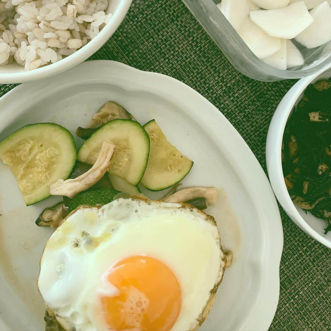 三森すずこのインスタグラム：「お母さんの作り置きハンバーグとひじき煮♪もち麦ご飯♪おいしー！！ な朝食👍✨✨ #mimomeals  #みもみーる」