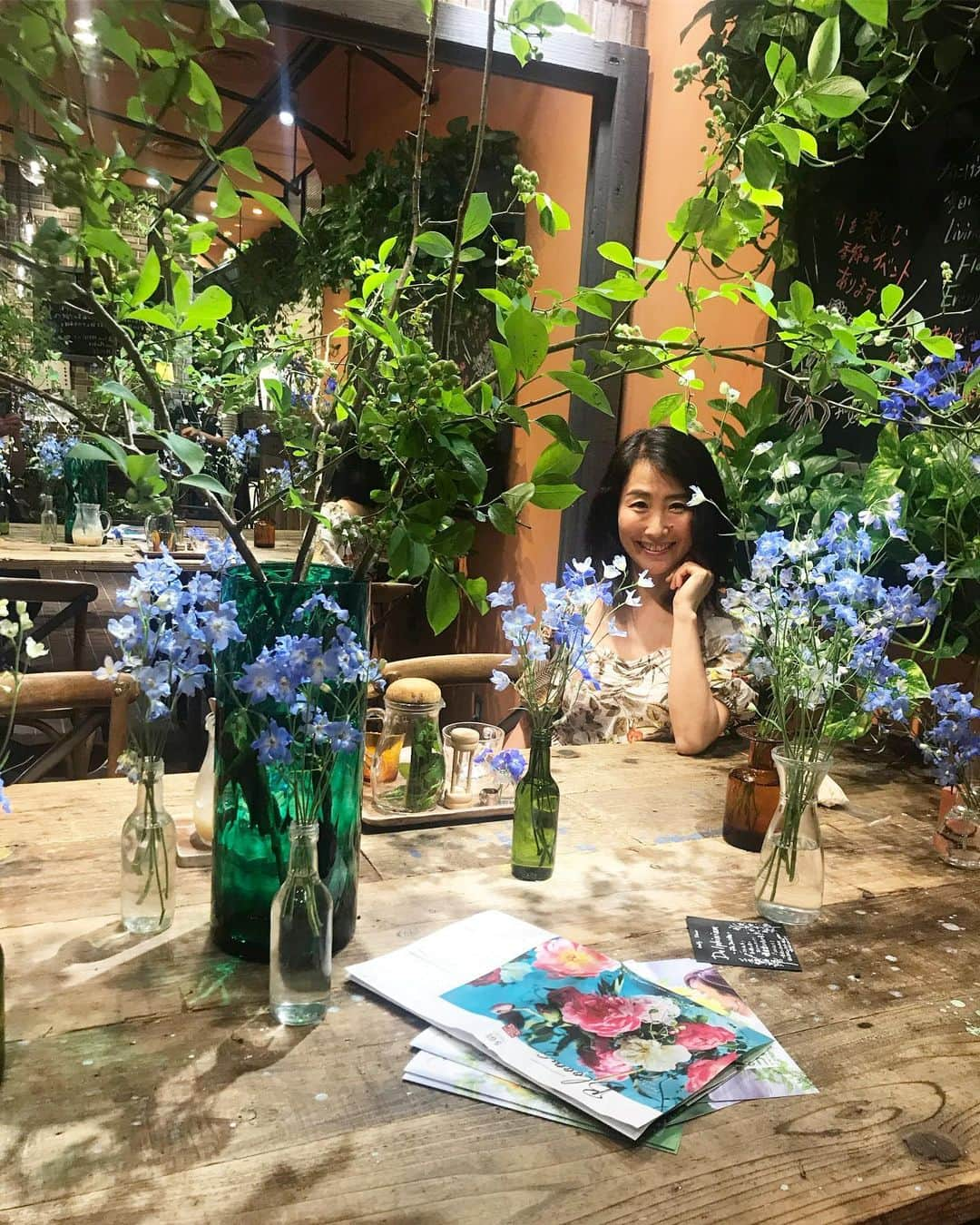 杉山明子さんのインスタグラム写真 - (杉山明子Instagram)「オーラ美人研究家﻿ ﻿ 🌺緑とお花に囲まれてミーティング🌺﻿ ﻿ 自分をご機嫌にする﻿ いつも自分がハッピーでいる→しぇあはぴへ﻿ ﻿ 『ご機嫌』って、ホントに大切な要素！﻿ ﻿ ﻿ 『自分を大切にするということがわかりません』﻿ ﻿ LINE@読者さんからきかれることがよくあるの。﻿ ﻿ ﻿ まずね！﻿ 自分の『好き❤️』をたくさん探して﻿ 自分をご機嫌にしてみてー！﻿ ﻿ ﻿ 青山フラワーマーケット﻿ ティーハウス吉祥寺店さん﻿ ﻿ 大好きなデルフェニウムのお土産にもうっとり〜✨﻿ ﻿ ﻿ ﻿ お知らせ〜〜❤️﻿ ﻿ ✨✨6/21（日）のイベント！！✨✨﻿ ﻿ 夏至 ＋ 蟹座新月 ＋ 金環日食﻿ ﻿ ここからエネルギーがさらに﻿ 変わっちゃうすごい日だ！！﻿ ﻿ ﻿ 💎叶いすぎちゃう！新月ブレスト 美お茶会✨﻿ 次回は、6/21（日）9:00-﻿ ZOOM で夢語っちゃおーー！！﻿ ﻿ ﻿ 💎6/21（日）11:00〜17:00﻿ オンライン 癒しの館 in ZOOM﻿ ﻿ ◆オーラ美人レッスン﻿ 15分  1,500円 / 30分  3,000円﻿ 自撮り・スマイル・上半身の魅せ方﻿ ﻿ ◆漢字カードセッション  10分  1,000円﻿ ﻿ ◆カラーセラピー  20分  2,000円﻿ ﻿ ◆魅力発見診断  30分  3,000円﻿ ﻿ ◆ライフチェンジングコンサル  60分  1万円﻿ （1ヶ月 LINEサポート付き）﻿ ﻿ ﻿ お申込み・お問い合わせはこちらから﻿ ↓ ↓ ↓﻿ ▼▼ 杉山明子 LINE公式アカウント﻿ ID : @mln2562y﻿ ﻿ ﻿ _____✴︎_____✴︎_____✴︎_____✴︎_____﻿ ﻿ ﻿ 〜あなたの中に眠る〜﻿ 『インフルエンサー度チェック』﻿ ﻿ ﻿ 『インフルエンサー度チェック希望！』と﻿ メッセージください！﻿ ﻿ @akikopeanut﻿ ﻿ ﻿ 〜あなたはもっと輝ける〜﻿ オーラ美人研究家  杉山明子﻿ ﻿ ▼▼ 杉山明子 LINE公式アカウント﻿ ID : @mln2562y﻿ ﻿ ﻿ ﻿ ﻿ 👠イベント・講座情報👠﻿ ﻿ DM または LINE公式アカウントより﻿ お問い合わせください。﻿ ﻿ ◾️１秒で見た目が変わる！﻿ 盛れる！美脚ポージング講座﻿ ﻿ コロナ落ち着いたらリアル開催しまーす♪﻿ ﻿ ﻿ ▪️叶いすぎちゃう！新月ブレスト 美お茶会✨﻿ 次回は、6/21（日）9:00-﻿ ZOOM で夢語っちゃおーー！！﻿ ﻿ ﻿ ﻿ #ヒーリングネオ #happy #オーラ美人 #笑顔 #スマイル #第一印象 #印象アップ #魅力 #魅力発見 #自己肯定感 #自分を好きになる #美脚 #美脚ポージング #ウォーキング #むくみ #たるみ #姿勢 #美姿勢 #デトックス  #オーラ全開  #ビューティー #杉山明子 #インフルエンサー #インスタグラマー #美脚で世界をかけめぐる #withhope #ポジティ部 #オーラ美人倶楽部 #美❤︎universe #希望」6月17日 12時31分 - akikopeanut