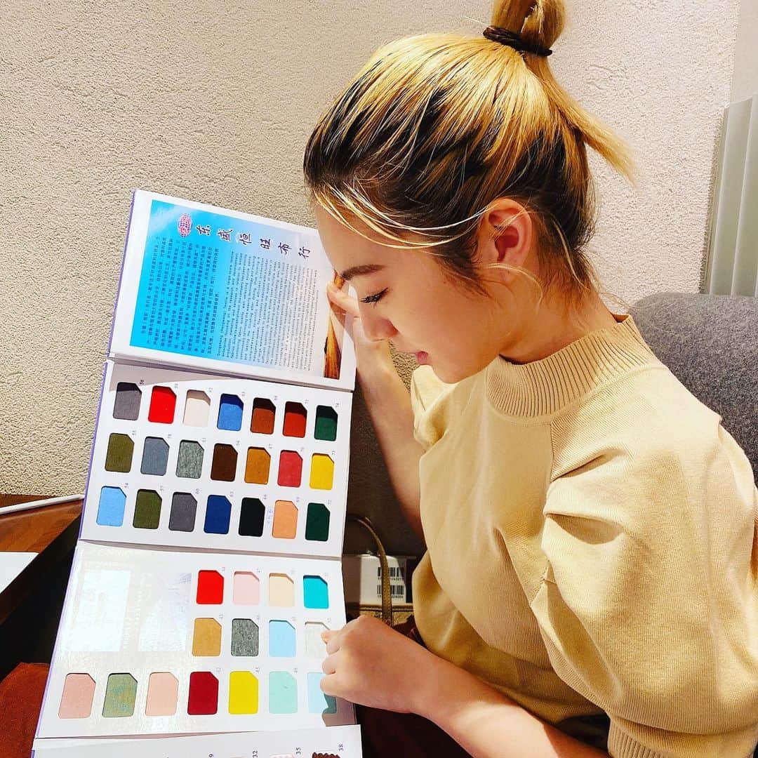 YUJI_MATSUDA_KUNのインスタグラム：「昨日はばびちゃんのデザインしたお洋服の生地選びでした👚﻿ ﻿ めちゃ真剣に選んでる！﻿ ﻿ ばびちゃんらしいデザインがいっぱいなのでみんなに楽しみにしてもらいたいなぁ🥰  #浪花ほのか  #ばびちゃん #Tiare」