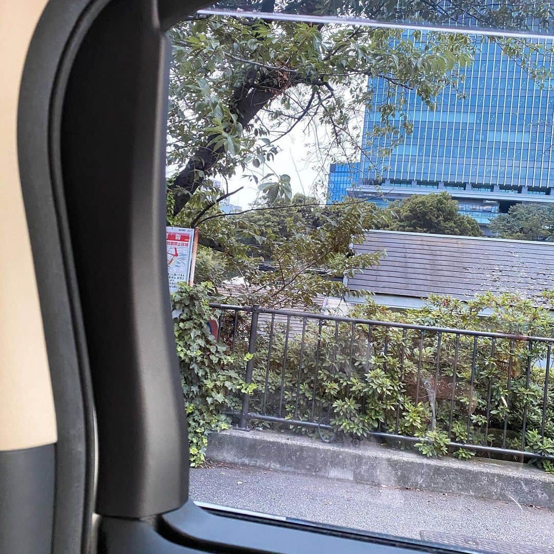 渡辺徹さんのインスタグラム写真 - (渡辺徹Instagram)「これは車の窓である。  車内から外を写した写真。  普段、マネージャーが運転し  俺は後部座席に座っている。  こんな事は自分で言いたいないが・・・ 有名人　なので  後部座席の窓には、軽く暗めのフィルムが貼ってある(もちろん車検は通っている)  で、  これが困ったことを起こす  https://ameblo.jp/tohru-rugger/entry-12604835119.html  #渡辺徹 #気まずい瞬間 #車窓 #ショーウィンドウ」6月17日 12時40分 - tohru.rugger