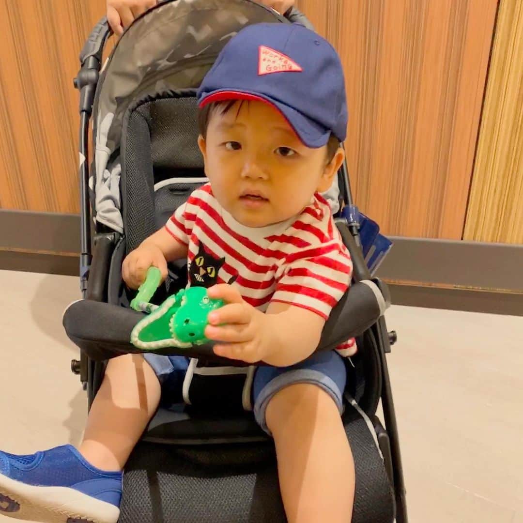 山西章博のインスタグラム：「亀田流「世界のジャブ」が炸裂。 #赤ちゃん #嫡男 #せがれ #ボクシング #亀田流トレーニング  #世界のジャブ #先端恐竜 #耳だけ似てる #耳以外も似て来た #これ以上似るな #ママリ#パパリ#ベビフル#ベビリトル#コドモノ#mamanoko#コノビー#mamanokoカメラ部#mamanokoギフトキャンペーン#コドモダカラ」