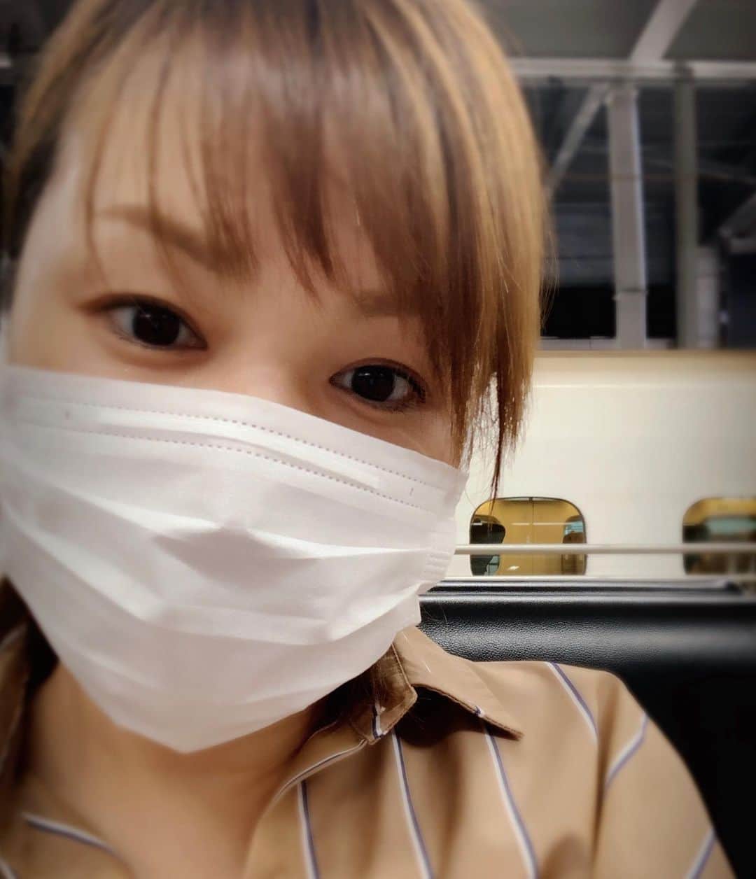 中澤裕子のインスタグラム：「🚅 久しぶりの博多駅 久しぶりの県外移動 ・ ・  #広島へ #お気に入りのシャツを着て #ナンプレは必須アイテム  #今日のマスクも大っきい」