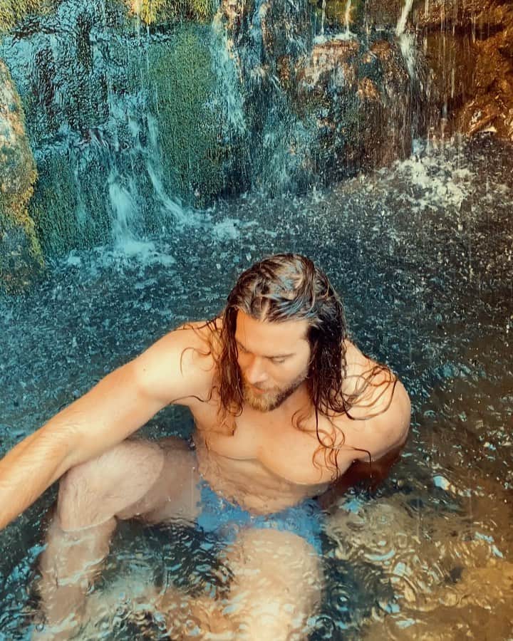 モデル、ブロック・オハーンのインスタグラム：「Went exploring with my sister today and we had to hop in once we got to the waterfall.  Unfortunately for her, I left my swim trunks in the truck.. sorry sis @carlyohurn 😂  Best lunch spot we’ve been in a while 🤙🏽」
