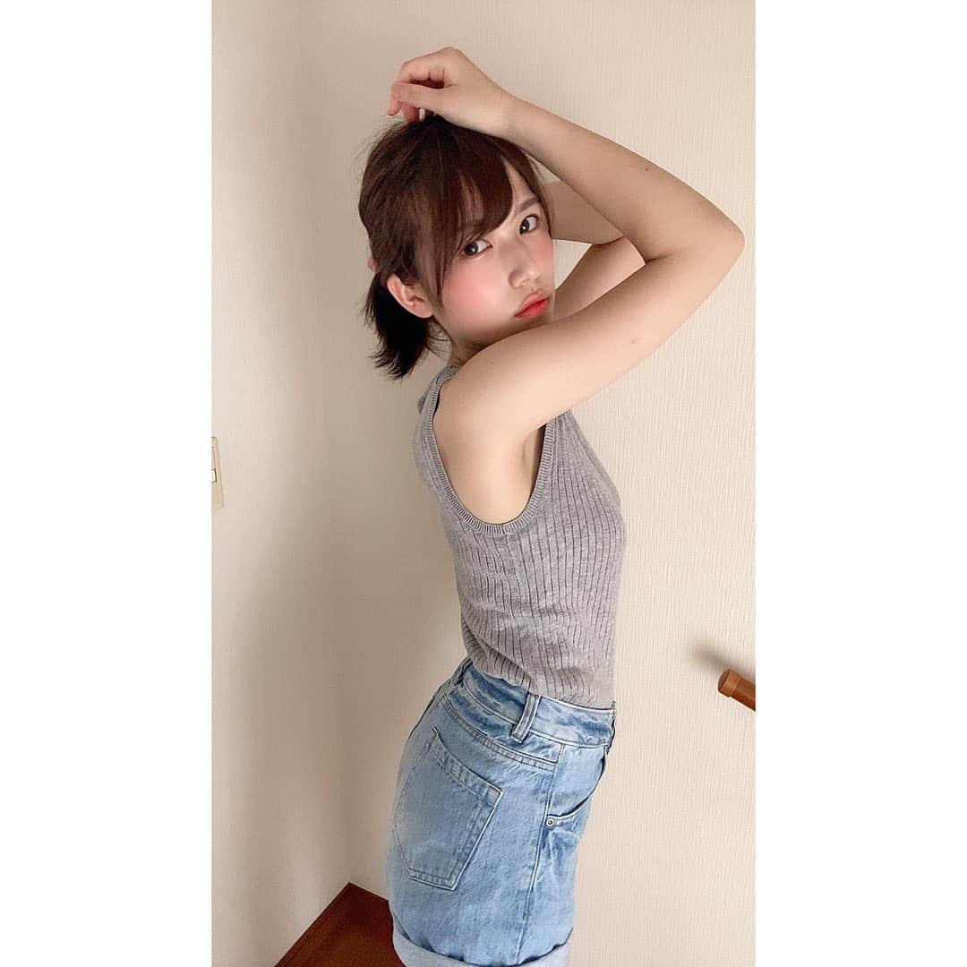 村上りいなさんのインスタグラム写真 - (村上りいなInstagram)「Let's take a break.😌 #instagood #followme #selfie #おうち　 #ポニーテール　#タンクトップ　#ponytail #breaktime #ショーパン」6月17日 12時50分 - riina_murakami