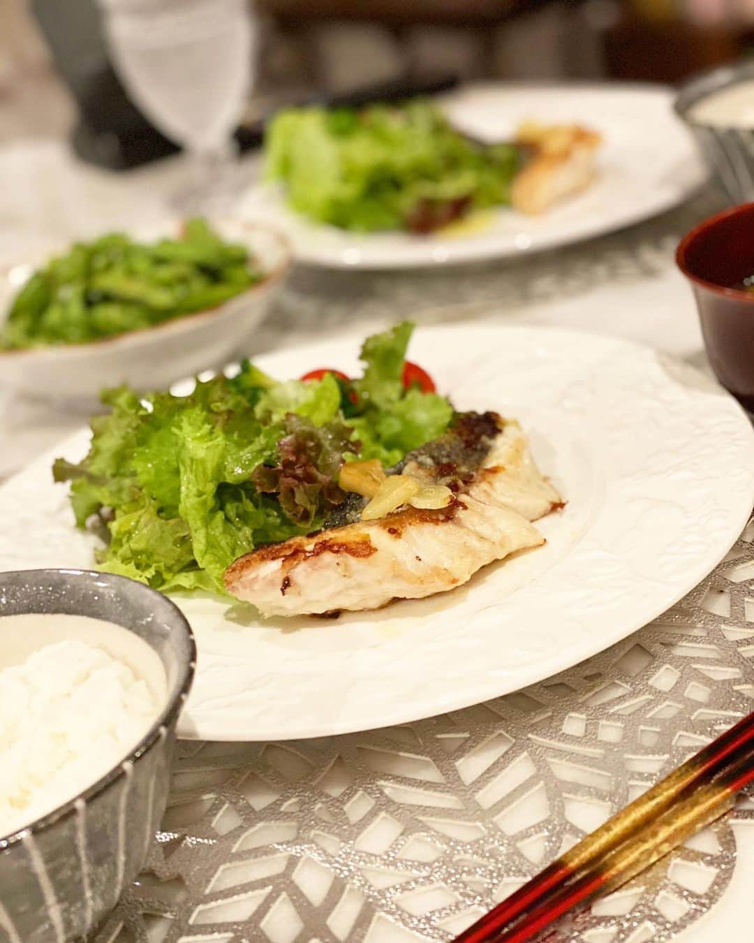 のインスタグラム：「スズキのポワレ🐟 その奥に見えるのは枝豆❤︎ この季節がやってきた！枝豆はお肌の味方！なので、永遠食べてられる🤭 . 洋食メインでも並ぶのはご飯とお味噌汁❤︎身体と心のことを考えるとやっぱり和食ベース😋 . 今日のパフォーマンスは過去の食事がつくる！ 明日の自分と相手を思ってメニューは考えます🕊 #れっつ越える #昨日のご飯 #ニンニクってなんでこんなに美味しいの❤︎#ニンニク食べたら主人は100%天井を見る👀美味しいらしい」