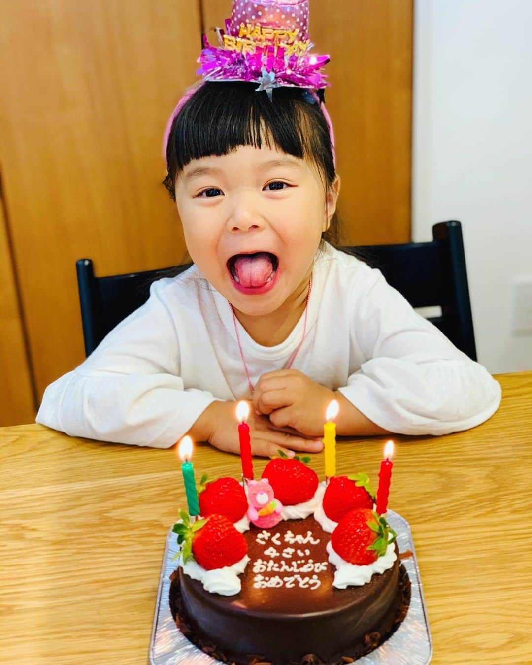 藤井惠さんのインスタグラム写真 - (藤井惠Instagram)「咲耶4才のお誕生日☺️ さくちゃんが生まれてもう4年。オギャーオギャーと出てきてくれた時は本当に本当に嬉しくて自分にこんな日が来るなんてと夢のようでした。 頭が三角で髪の毛が長くて一瞬驚きましたが。笑 毎日さくちゃんのおかげで楽しく充実した日々で、この日常がずっと続いてくれるのを願うばかりです。 小さい幸せの積み重ねが人を作っていくのでしょうかね。 娘に感謝。　 周りの皆さんに感謝。 いつもありがとう❣️ #娘 #6月16日 #4才 #生まれてきてくれてありがとう #お母さん4年目 #子育て奮闘中です🤗」6月17日 12時56分 - megumi_fujii