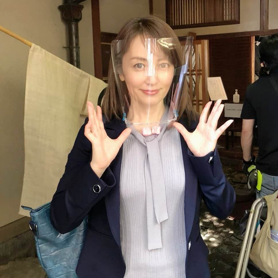 矢田亜希子さんのインスタグラム写真 - (矢田亜希子Instagram)「本日、新しい作品がクランクイン‼︎ コロナ対策でヘアメイクさんがお手製でガードするものを作ってくださいました‼︎すごい‼︎ありがたいです‼︎これで、メイクも崩れません！優しい〜♡ #ドラマ#ロケ#撮影#撮影開始#コロナ対策#慎重に」6月17日 12時56分 - akiko_yada