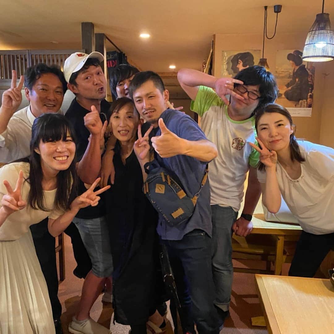 松本隆博のインスタグラム：「。 いやまぁ、楽しかた楽しかた かたかた⊂(^・^)⊃(^-^) 旬彩麹屋 古酒オールディーズ にて⊂(^・^)⊃ ここは鹿鳴館ミヤケルさんの紹介で 何度か大洲大水害チャリティー LIVEさせて頂いたご縁で。 いつも泣きながらスタンディング オベーションしてくれる おっちゃんも来てくれてたよ (^-^) そして〆は…福ちゃんラーメン なんせ創業昭和42年の老舗。 めちゃくちゃ酔ってたけど この美味しさ忘れられん💦 甘さのあるコクの深いスープ と絶妙の硬さかげんのツルこし 麺のハーモニー♪。。 定休日は雨の日（＾Ｏ＾）。 愛媛県民みんな知ってる 有名屋台ラーメン(^ ^)」