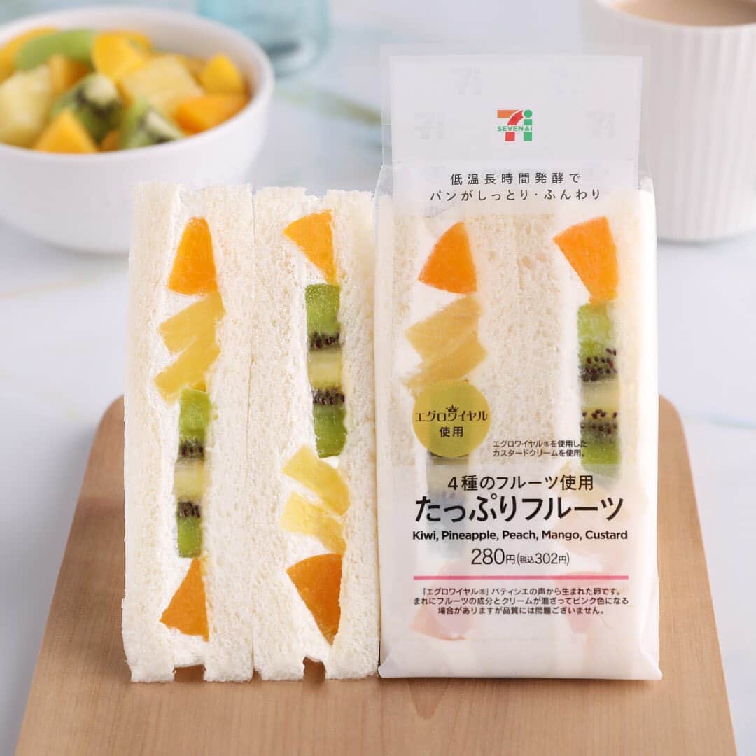 のインスタグラム：「＼🍑たっぷりフルーツ🍍／ フルーツが盛りだくさん❣「たっぷりフルーツミックスサンド」280円(税込302円) 販売中🥝 大きめにカットされたフルーツに口どけのよいクリームをあわせ、しっとりとしたパンでサンドしました👍 朝食やお昼におひとついかが❓😆 ─────────────── 食べてみたら【#セブンイレブン】 をつけて投稿してね🌼 ─────────────── ㅤ #たっぷりフルーツミックスサンド #フルーツサンド #ミックスサンド #サンドイッチ #フルーツ #桃 #黄桃 #パイナップル #キウイ #ホイップクリーム #カスタードクリーム #フレッシュ #今日の朝ごはん #朝ごパン #今日のランチ #ランチタイム #今日のおやつ #おやつタイム #セブンスイーツアンバサダー #セブンイレブンスイーツ #コンビニスイーツ #セブンプレミアム #近くて便利 #セブン #セブンイレブン #seveneleven #おうち時間 #stayhome」